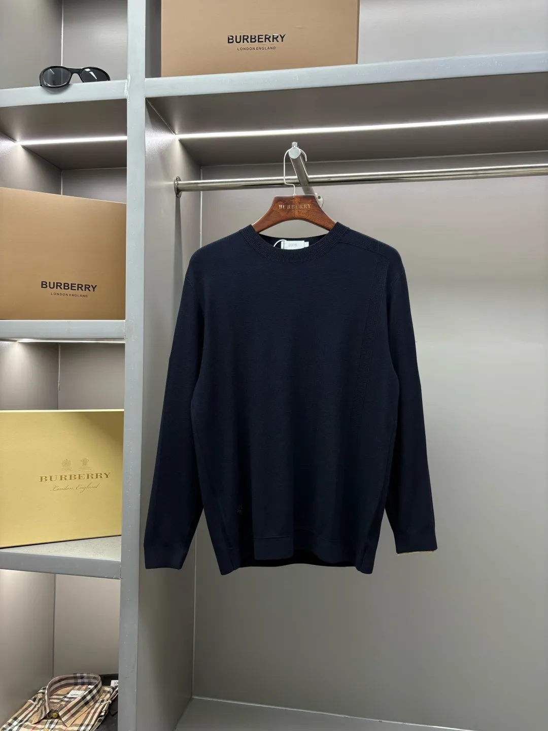 🅿️320 DIOR Dior's new little bee sweater. Original fabric. Official same style. Weaved with customized natural medium-thick imported wool yarn, very comfortable and smooth to the touch. Very wide and stylish. Produced by a first-line brand factory. Woven by imported machines. It is very soft and skin-friendly to wear. It will not deform after long-term wear. The latest autumn and winter style. Fashionable and personalized. Super versatile and good-looking. Very suitable for both men and women. A must-have for everyone. Color: black, sapphire blue, green Caramel Color Size: L-4XL