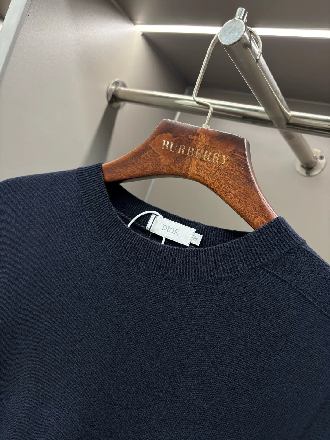 🅿️320 DIOR Dior's new little bee sweater. Original fabric. Official same style. Weaved with customized natural medium-thick imported wool yarn, very comfortable and smooth to the touch. Very wide and stylish. Produced by a first-line brand factory. Woven by imported machines. It is very soft and skin-friendly to wear. It will not deform after long-term wear. The latest autumn and winter style. Fashionable and personalized. Super versatile and good-looking. Very suitable for both men and women. A must-have for everyone. Color: black, sapphire blue, green Caramel Color Size: L-4XL