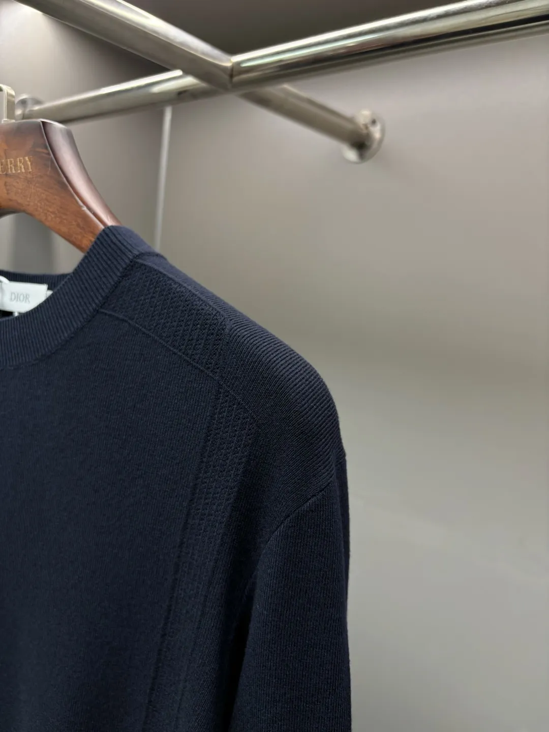 🅿️320 DIOR Dior's new little bee sweater. Original fabric. Official same style. Weaved with customized natural medium-thick imported wool yarn, very comfortable and smooth to the touch. Very wide and stylish. Produced by a first-line brand factory. Woven by imported machines. It is very soft and skin-friendly to wear. It will not deform after long-term wear. The latest autumn and winter style. Fashionable and personalized. Super versatile and good-looking. Very suitable for both men and women. A must-have for everyone. Color: black, sapphire blue, green Caramel Color Size: L-4XL