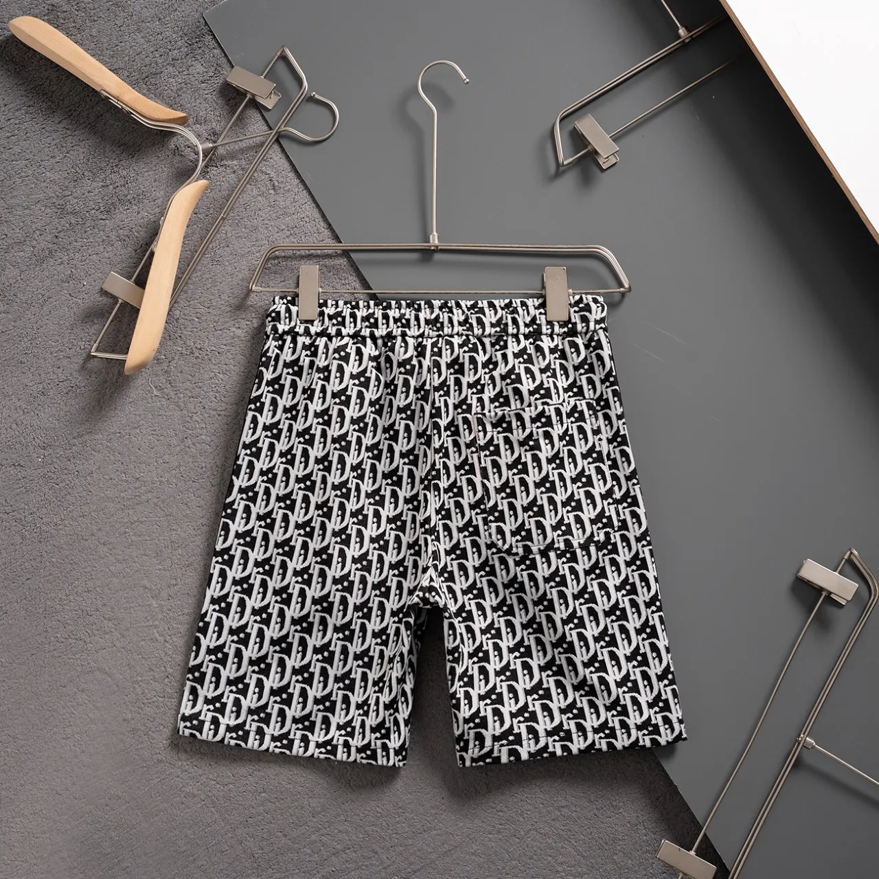 🅿️140 #Z0005 [Restock all year round] Dior·Dior's new knitted shorts. The custom fabric is made of wafer cloth and jacquard knitting technology. The version is tight and three-dimensional. Vertical stripe splicing. Customized trouser cord hardware with strong texture and smoothness. The upper body is comfortable and breathable. The concave and convex three-dimensional sense makes it fashionable and casual. Color: black and white, black gold Size: M-XXXL