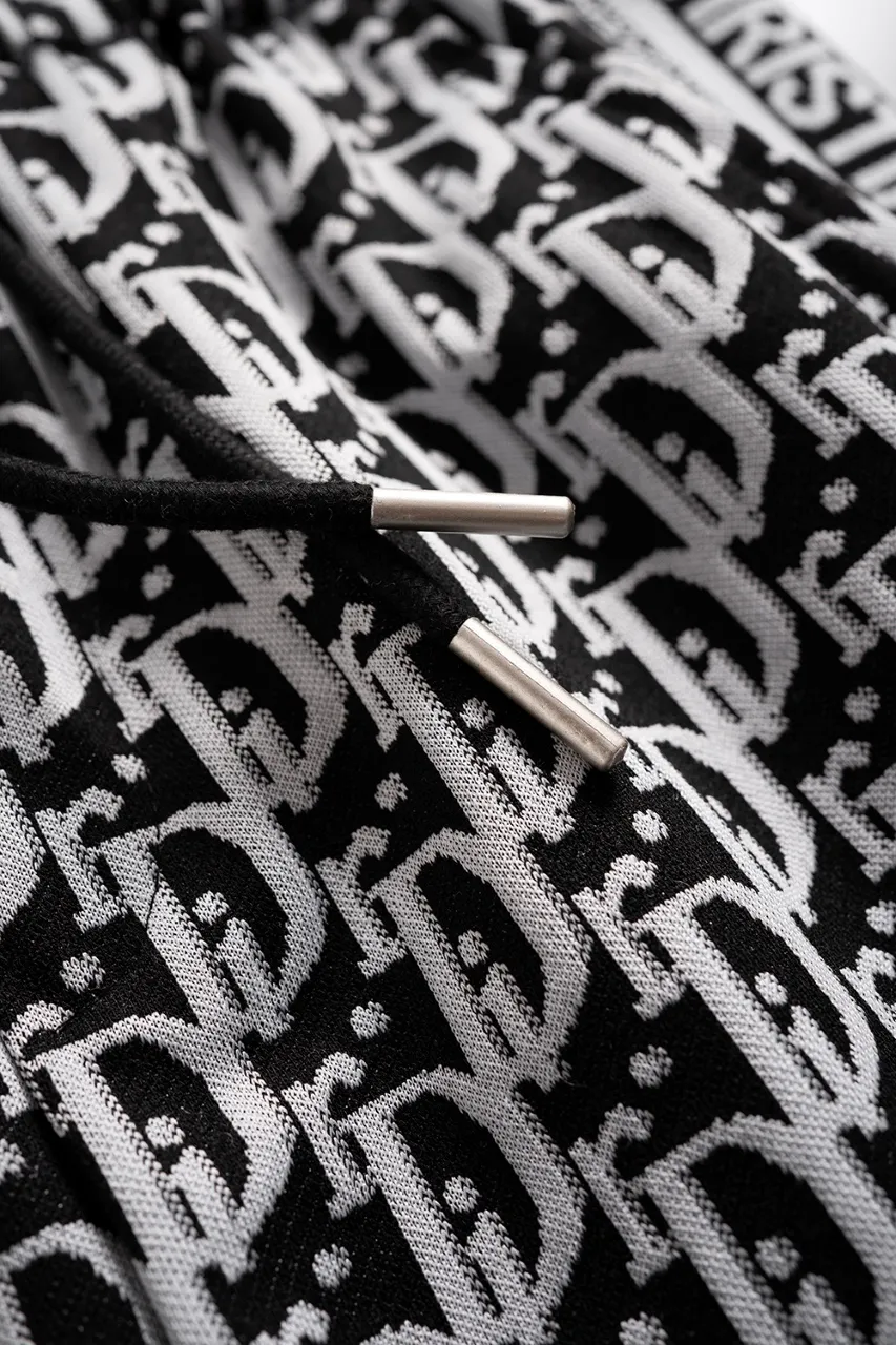 🅿️140 #Z0005 [Restock all year round] Dior·Dior's new knitted shorts. The custom fabric is made of wafer cloth and jacquard knitting technology. The version is tight and three-dimensional. Vertical stripe splicing. Customized trouser cord hardware with strong texture and smoothness. The upper body is comfortable and breathable. The concave and convex three-dimensional sense makes it fashionable and casual. Color: black and white, black gold Size: M-XXXL