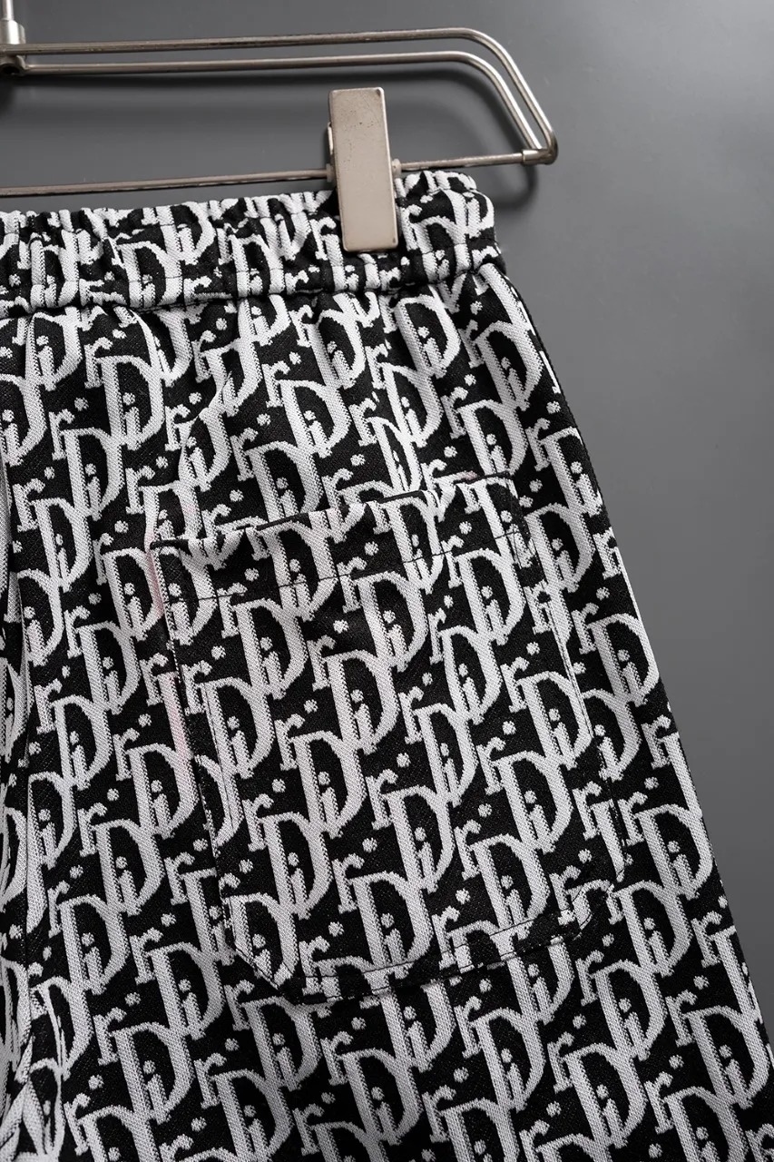 🅿️140 #Z0005 [Restock all year round] Dior·Dior's new knitted shorts. The custom fabric is made of wafer cloth and jacquard knitting technology. The version is tight and three-dimensional. Vertical stripe splicing. Customized trouser cord hardware with strong texture and smoothness. The upper body is comfortable and breathable. The concave and convex three-dimensional sense makes it fashionable and casual. Color: black and white, black gold Size: M-XXXL