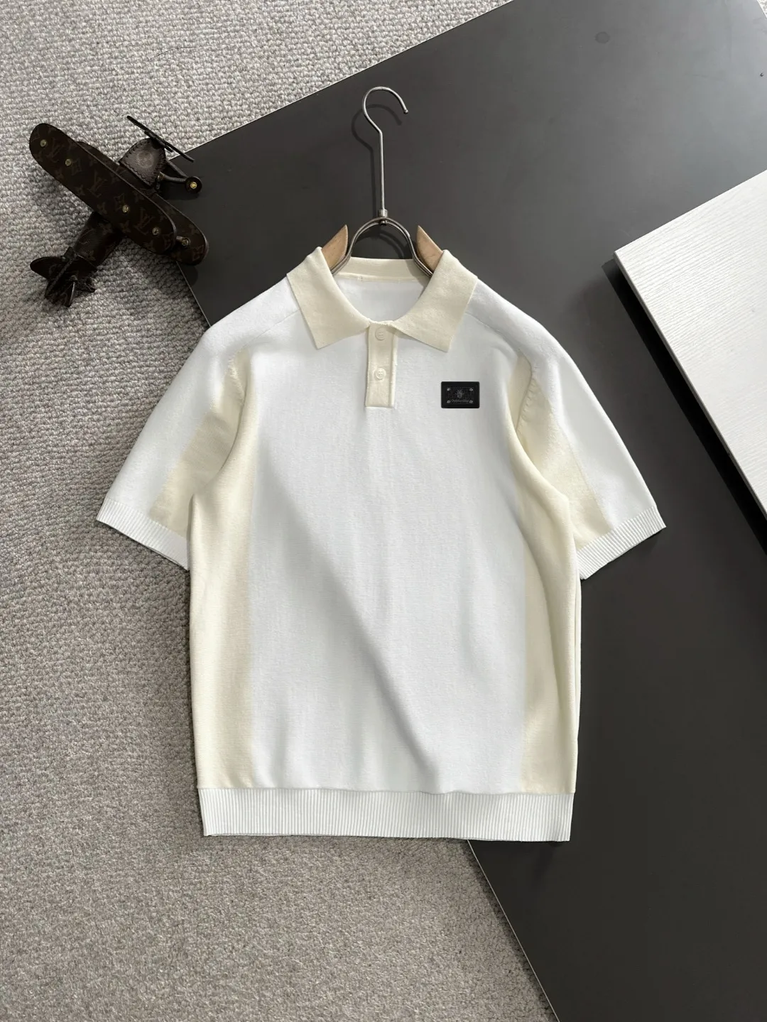 🅿️330 Next day shipping 0 High quality Dior 2025 spring and summer new men's lapel short-sleeved T-shirt Made of combed cotton yarn knitted cotton fabric, pure cotton high-weight special yarn, it feels full when weighed, and the upper body is more textured than ordinary T-shirts. This texture can cope with the weather easily, suitable for both hot and cold! The pattern on the chest adopts three-dimensional embroidery technology, and is perfectly produced stitch by stitch with reference to the original version! Loose fit design, looks noble. Size: M to XXXL