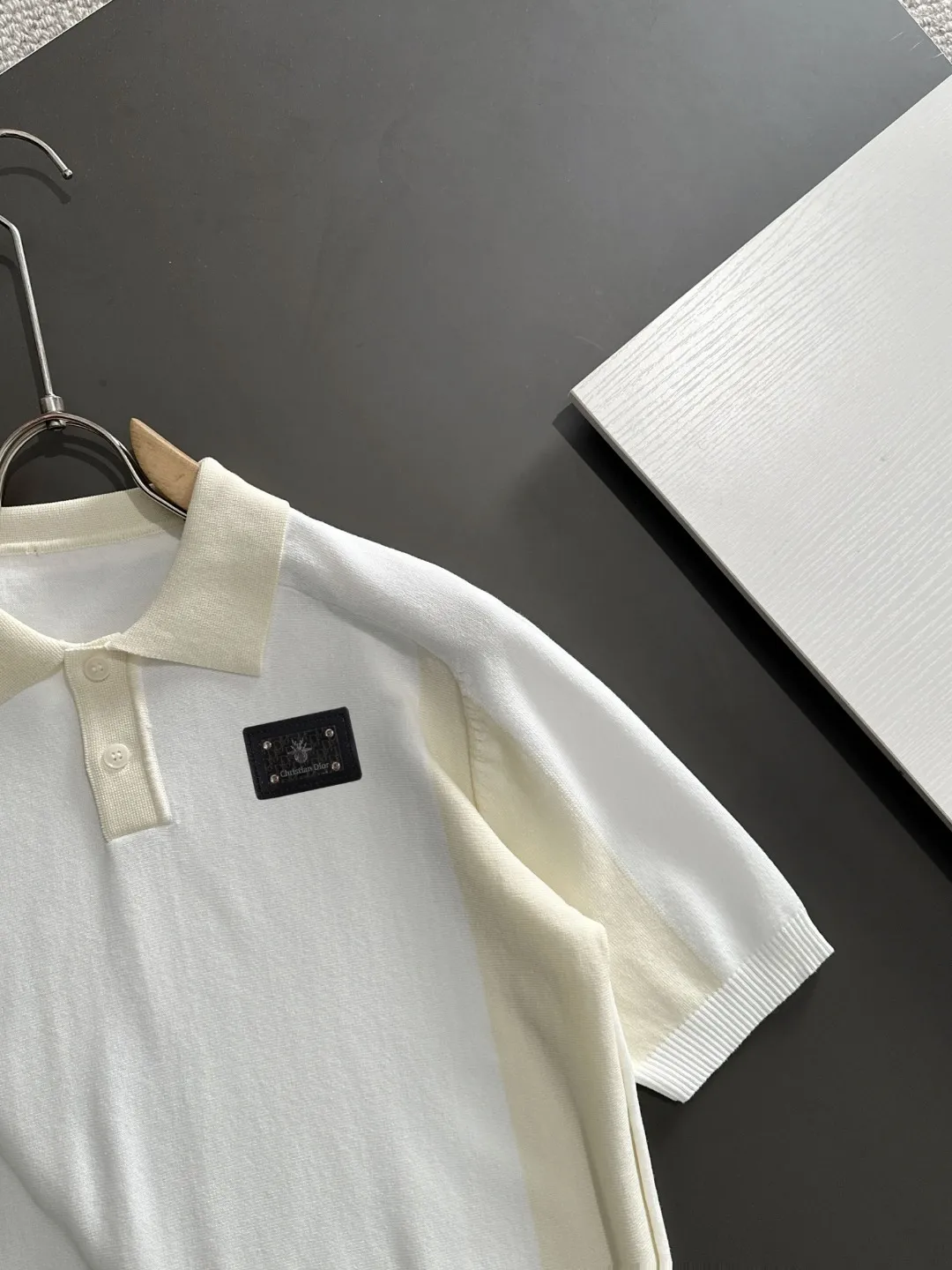 🅿️330 Next day shipping 0 High quality Dior 2025 spring and summer new men's lapel short-sleeved T-shirt Made of combed cotton yarn knitted cotton fabric, pure cotton high-weight special yarn, it feels full when weighed, and the upper body is more textured than ordinary T-shirts. This texture can cope with the weather easily, suitable for both hot and cold! The pattern on the chest adopts three-dimensional embroidery technology, and is perfectly produced stitch by stitch with reference to the original version! Loose fit design, looks noble. Size: M to XXXL