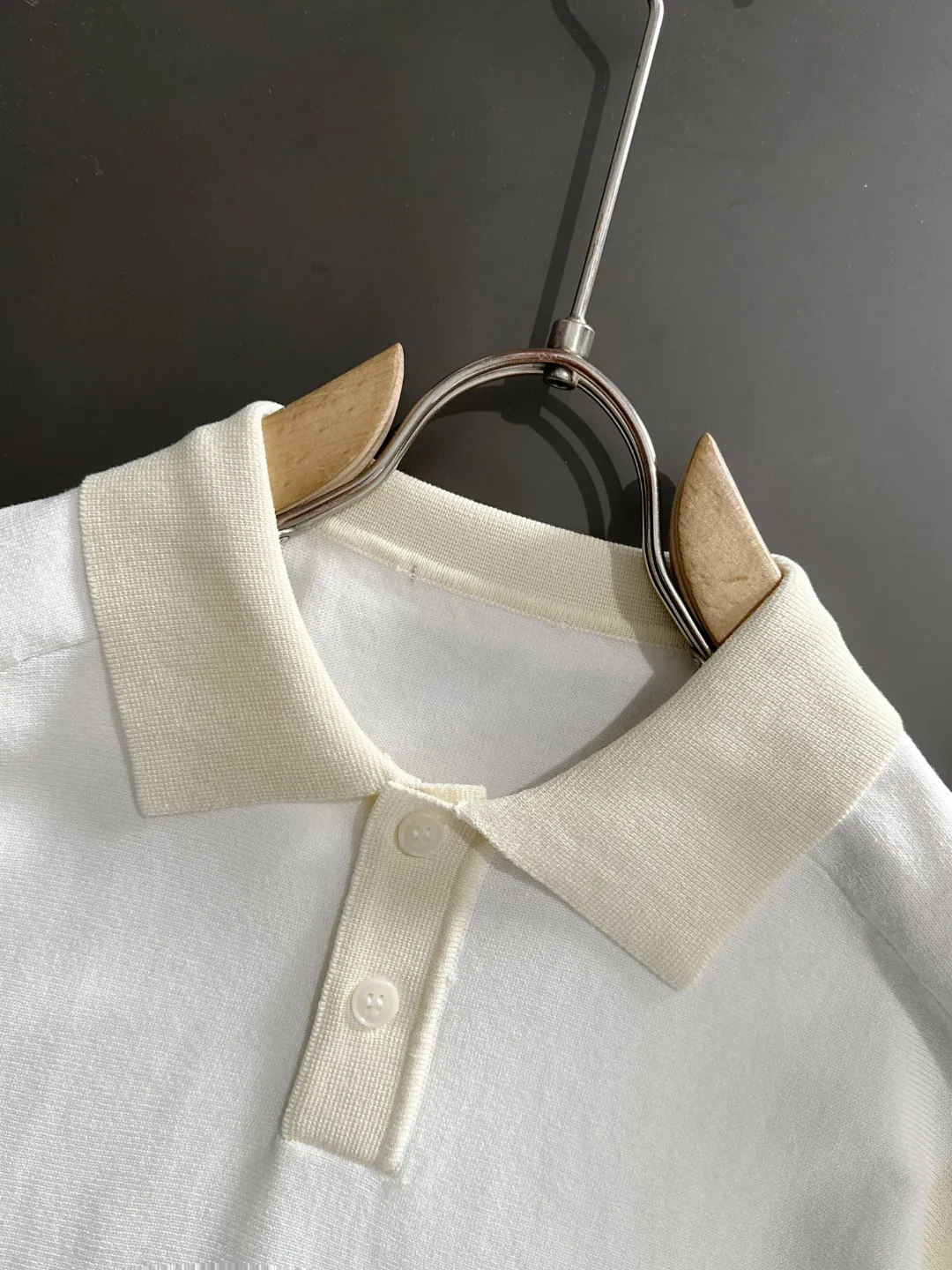 🅿️330 Next day shipping 0 High quality Dior 2025 spring and summer new men's lapel short-sleeved T-shirt Made of combed cotton yarn knitted cotton fabric, pure cotton high-weight special yarn, it feels full when weighed, and the upper body is more textured than ordinary T-shirts. This texture can cope with the weather easily, suitable for both hot and cold! The pattern on the chest adopts three-dimensional embroidery technology, and is perfectly produced stitch by stitch with reference to the original version! Loose fit design, looks noble. Size: M to XXXL