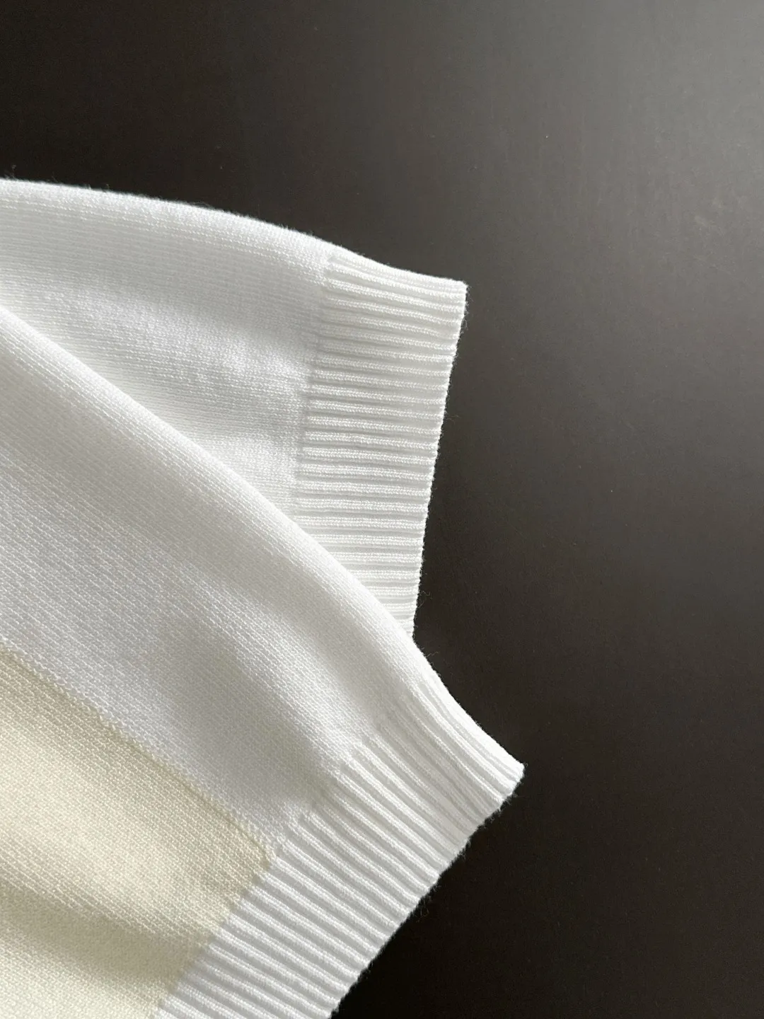 🅿️330 Next day shipping 0 High quality Dior 2025 spring and summer new men's lapel short-sleeved T-shirt Made of combed cotton yarn knitted cotton fabric, pure cotton high-weight special yarn, it feels full when weighed, and the upper body is more textured than ordinary T-shirts. This texture can cope with the weather easily, suitable for both hot and cold! The pattern on the chest adopts three-dimensional embroidery technology, and is perfectly produced stitch by stitch with reference to the original version! Loose fit design, looks noble. Size: M to XXXL