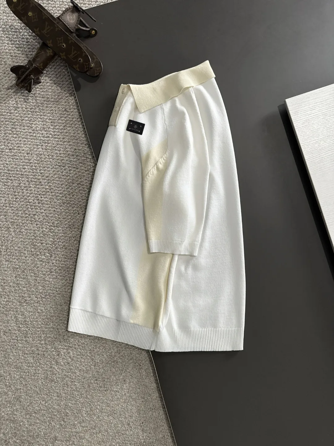 🅿️330 Next day shipping 0 High quality Dior 2025 spring and summer new men's lapel short-sleeved T-shirt Made of combed cotton yarn knitted cotton fabric, pure cotton high-weight special yarn, it feels full when weighed, and the upper body is more textured than ordinary T-shirts. This texture can cope with the weather easily, suitable for both hot and cold! The pattern on the chest adopts three-dimensional embroidery technology, and is perfectly produced stitch by stitch with reference to the original version! Loose fit design, looks noble. Size: M to XXXL