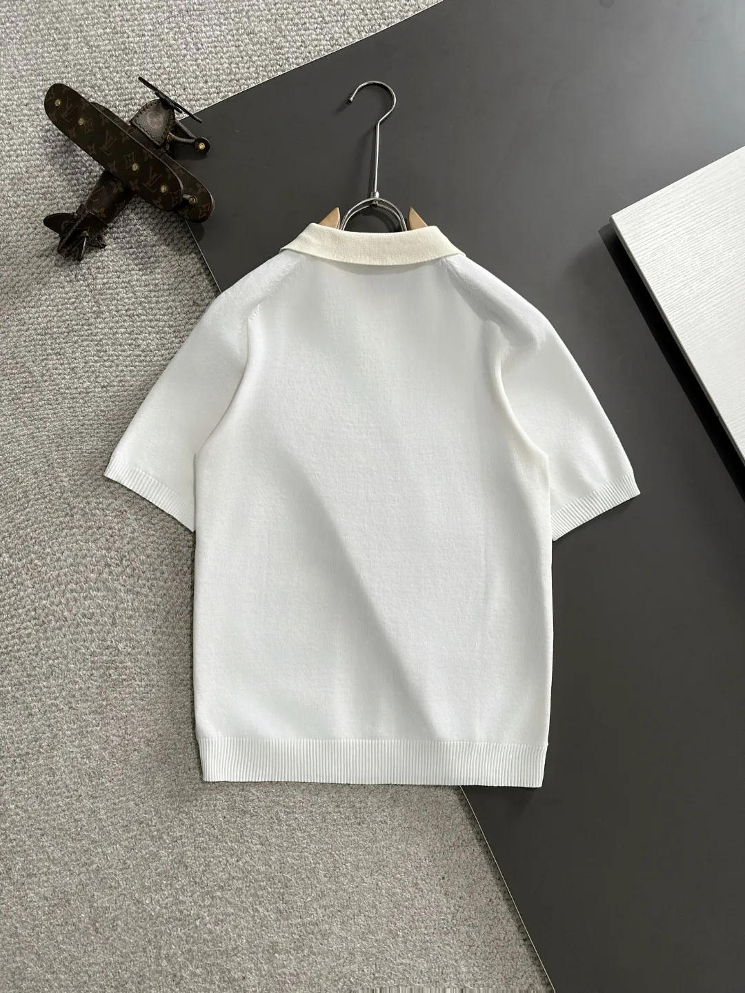 🅿️330 Next day shipping 0 High quality Dior 2025 spring and summer new men's lapel short-sleeved T-shirt Made of combed cotton yarn knitted cotton fabric, pure cotton high-weight special yarn, it feels full when weighed, and the upper body is more textured than ordinary T-shirts. This texture can cope with the weather easily, suitable for both hot and cold! The pattern on the chest adopts three-dimensional embroidery technology, and is perfectly produced stitch by stitch with reference to the original version! Loose fit design, looks noble. Size: M to XXXL