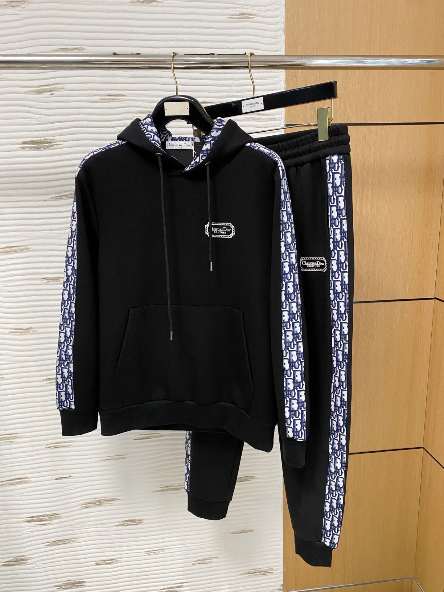 🅿️720 [DIOR Dior] Hot-selling suit is coming. Focus on the original version of the official website. 2025 new hot-selling cardigan and sweatshirt suit. The original order is the best 🇭🇰. It is the meticulous work of top designers for a fitting and perfect upper body effect. All-natural high-quality Tencel Roman cotton 100%, close-fitting comfort, noble and elegant! Original hardware embodies elegance and nobility! Counter size: M-3XL (maximum wear up to 190 pounds)
