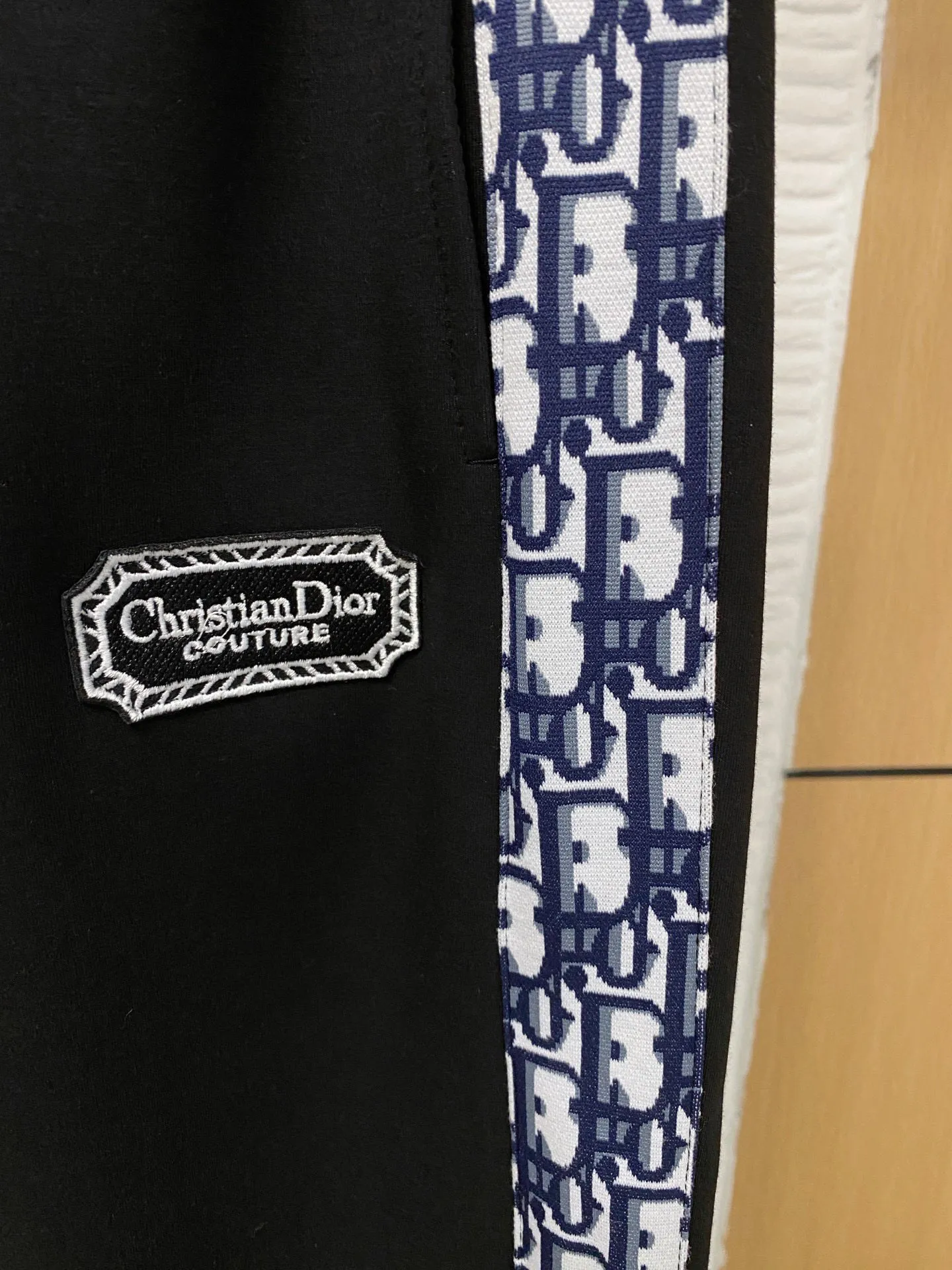 🅿️720 [DIOR Dior] Hot-selling suit is coming. Focus on the original version of the official website. 2025 new hot-selling cardigan and sweatshirt suit. The original order is the best 🇭🇰. It is the meticulous work of top designers for a fitting and perfect upper body effect. All-natural high-quality Tencel Roman cotton 100%, close-fitting comfort, noble and elegant! Original hardware embodies elegance and nobility! Counter size: M-3XL (maximum wear up to 190 pounds)