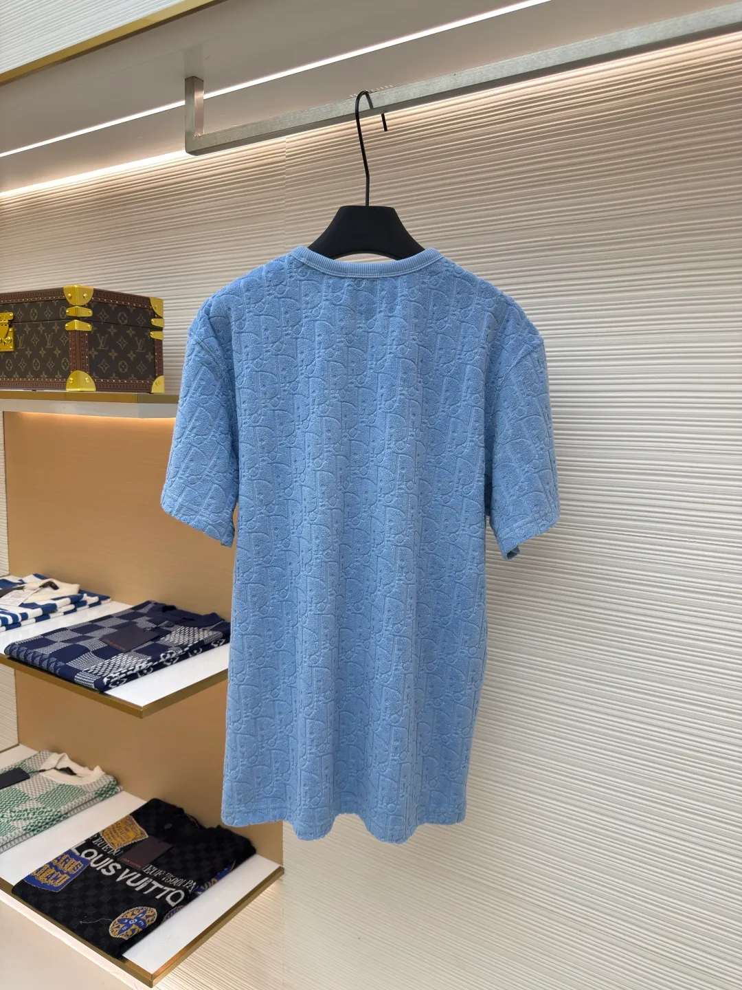 DIOR full-print terry short sleeves ●Authentic product: Purchased and developed for 6600 ●Item number: 1680261-A05 ●Fabric: pure cotton fabric ●Technology: positioning cutting ●Version: fitted version ●Weight: about 350g ●Size: S-M-L-XL ●Description: Custom-woven and custom-dyed pure cotton 100% jacquard material Oblique presbyopic pattern fabric Weight 300G Positioning pattern Positioning tailoring Each piece is in the same position Jacquard cotton towel material has dark patterns and a heavy hand feel. The overall routing is straight and delicate, the fabric is comfortable and soft, and the color is consistent without color difference. It can be matched with the same style to create a fashionable look and control various occasions. Customized accessories, complete with three standards, same style for men and women!