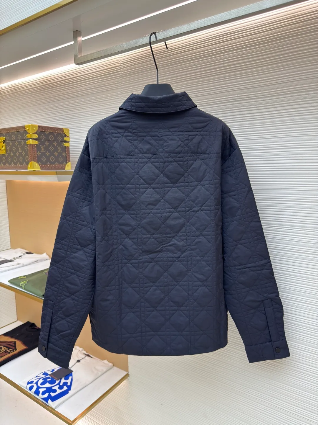 Dior rhombus quilted embroidered cotton coat ●Authentic product: 23000 purchased and developed ●Item number: 1680611-C55 ●Fabric: 50D nylon high-density bias fabric ●Technology: Made on positioning cutting machine ●Version: Fitted version ●Weight: about 540 grams ●Size: XS-S-M-L ●Description: The fabric is made of 50D nylon high-density bias, the lining is the same fabric, the Y version is purchased in AB color, and the color of the bulk fabric is ordered and dyed. The surface fabric uses piece cloth quilting embroidery technology, light nylon thick thread, the bottom is a non-woven interlayer of 800, one-inch 11-needle ultra-dense thread spacing, the whole piece The pockets on the front and back of the garment are cut with matching grids and lines to restore the pattern. The left and right grids are centered respectively. The Behringer embroidery machine imported from Japan is embroidered. The water-soluble fabric is used as the base for embroidery with pure cotton embroidery thread. The semi-finished product is dissolved in cold water to remove the fabric and made into a chapter. It comes with a lacquered four-button buckle with letter logo feel. The overall wiring is straight and delicate, the fabric is comfortable and soft, and the color is consistent without color difference. It can be matched with the same style to create a fashionable look and control various occasions. Customized accessories, complete with three standards, same style for men and women!