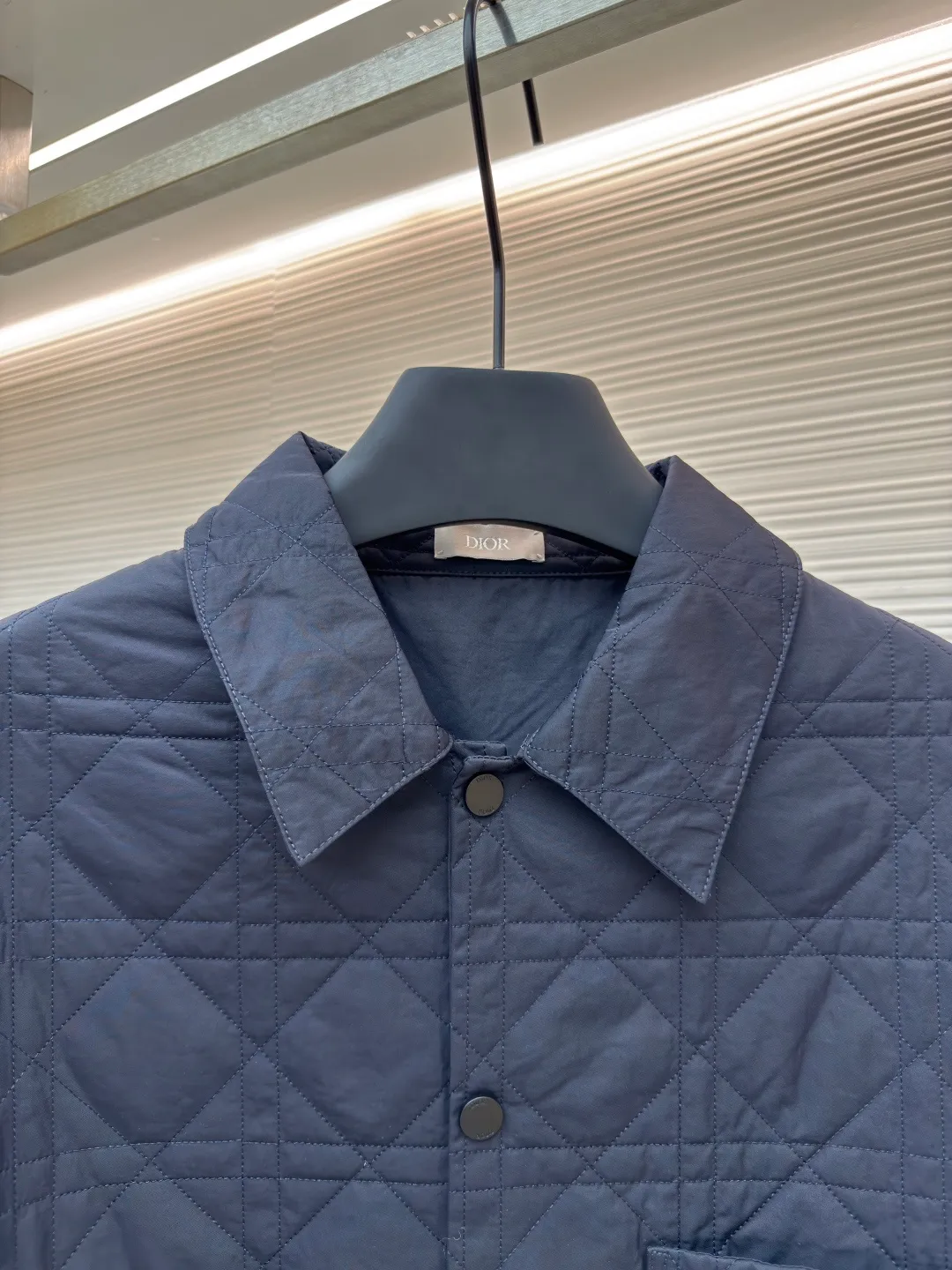 Dior rhombus quilted embroidered cotton coat ●Authentic product: 23000 purchased and developed ●Item number: 1680611-C55 ●Fabric: 50D nylon high-density bias fabric ●Technology: Made on positioning cutting machine ●Version: Fitted version ●Weight: about 540 grams ●Size: XS-S-M-L ●Description: The fabric is made of 50D nylon high-density bias, the lining is the same fabric, the Y version is purchased in AB color, and the color of the bulk fabric is ordered and dyed. The surface fabric uses piece cloth quilting embroidery technology, light nylon thick thread, the bottom is a non-woven interlayer of 800, one-inch 11-needle ultra-dense thread spacing, the whole piece The pockets on the front and back of the garment are cut with matching grids and lines to restore the pattern. The left and right grids are centered respectively. The Behringer embroidery machine imported from Japan is embroidered. The water-soluble fabric is used as the base for embroidery with pure cotton embroidery thread. The semi-finished product is dissolved in cold water to remove the fabric and made into a chapter. It comes with a lacquered four-button buckle with letter logo feel. The overall wiring is straight and delicate, the fabric is comfortable and soft, and the color is consistent without color difference. It can be matched with the same style to create a fashionable look and control various occasions. Customized accessories, complete with three standards, same style for men and women!