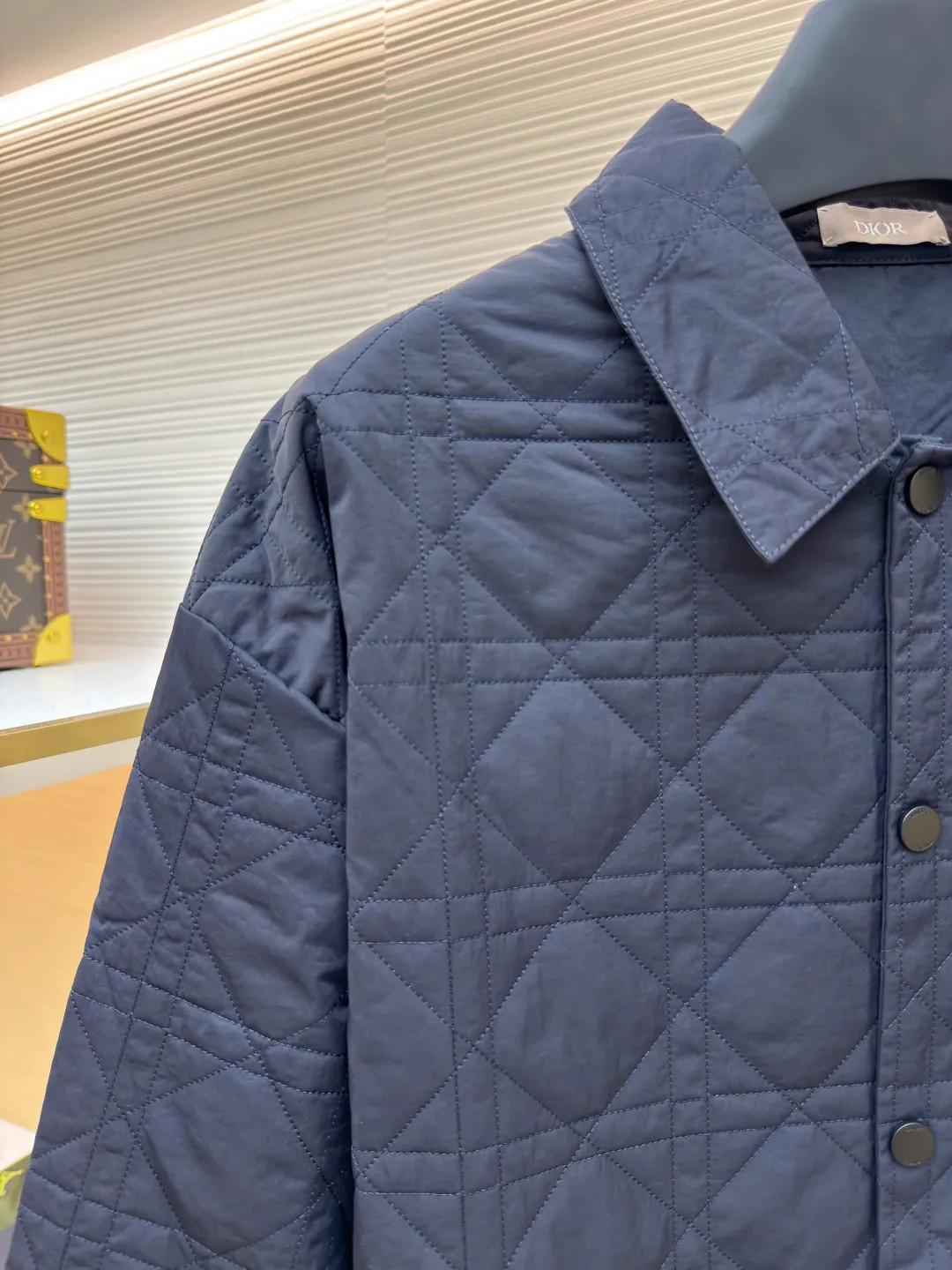 Dior rhombus quilted embroidered cotton coat ●Authentic product: 23000 purchased and developed ●Item number: 1680611-C55 ●Fabric: 50D nylon high-density bias fabric ●Technology: Made on positioning cutting machine ●Version: Fitted version ●Weight: about 540 grams ●Size: XS-S-M-L ●Description: The fabric is made of 50D nylon high-density bias, the lining is the same fabric, the Y version is purchased in AB color, and the color of the bulk fabric is ordered and dyed. The surface fabric uses piece cloth quilting embroidery technology, light nylon thick thread, the bottom is a non-woven interlayer of 800, one-inch 11-needle ultra-dense thread spacing, the whole piece The pockets on the front and back of the garment are cut with matching grids and lines to restore the pattern. The left and right grids are centered respectively. The Behringer embroidery machine imported from Japan is embroidered. The water-soluble fabric is used as the base for embroidery with pure cotton embroidery thread. The semi-finished product is dissolved in cold water to remove the fabric and made into a chapter. It comes with a lacquered four-button buckle with letter logo feel. The overall wiring is straight and delicate, the fabric is comfortable and soft, and the color is consistent without color difference. It can be matched with the same style to create a fashionable look and control various occasions. Customized accessories, complete with three standards, same style for men and women!