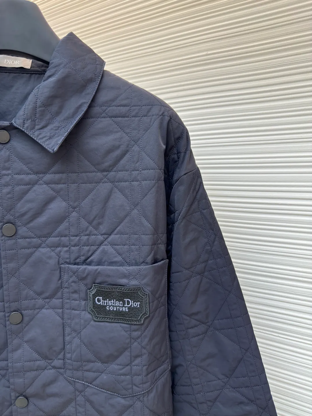 Dior rhombus quilted embroidered cotton coat ●Authentic product: 23000 purchased and developed ●Item number: 1680611-C55 ●Fabric: 50D nylon high-density bias fabric ●Technology: Made on positioning cutting machine ●Version: Fitted version ●Weight: about 540 grams ●Size: XS-S-M-L ●Description: The fabric is made of 50D nylon high-density bias, the lining is the same fabric, the Y version is purchased in AB color, and the color of the bulk fabric is ordered and dyed. The surface fabric uses piece cloth quilting embroidery technology, light nylon thick thread, the bottom is a non-woven interlayer of 800, one-inch 11-needle ultra-dense thread spacing, the whole piece The pockets on the front and back of the garment are cut with matching grids and lines to restore the pattern. The left and right grids are centered respectively. The Behringer embroidery machine imported from Japan is embroidered. The water-soluble fabric is used as the base for embroidery with pure cotton embroidery thread. The semi-finished product is dissolved in cold water to remove the fabric and made into a chapter. It comes with a lacquered four-button buckle with letter logo feel. The overall wiring is straight and delicate, the fabric is comfortable and soft, and the color is consistent without color difference. It can be matched with the same style to create a fashionable look and control various occasions. Customized accessories, complete with three standards, same style for men and women!