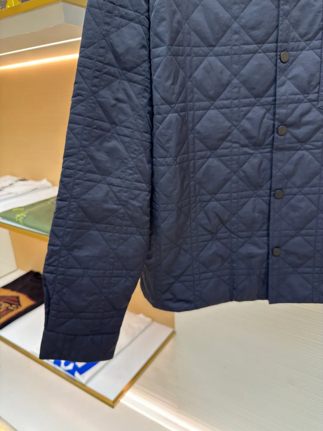 Dior rhombus quilted embroidered cotton coat ●Authentic product: 23000 purchased and developed ●Item number: 1680611-C55 ●Fabric: 50D nylon high-density bias fabric ●Technology: Made on positioning cutting machine ●Version: Fitted version ●Weight: about 540 grams ●Size: XS-S-M-L ●Description: The fabric is made of 50D nylon high-density bias, the lining is the same fabric, the Y version is purchased in AB color, and the color of the bulk fabric is ordered and dyed. The surface fabric uses piece cloth quilting embroidery technology, light nylon thick thread, the bottom is a non-woven interlayer of 800, one-inch 11-needle ultra-dense thread spacing, the whole piece The pockets on the front and back of the garment are cut with matching grids and lines to restore the pattern. The left and right grids are centered respectively. The Behringer embroidery machine imported from Japan is embroidered. The water-soluble fabric is used as the base for embroidery with pure cotton embroidery thread. The semi-finished product is dissolved in cold water to remove the fabric and made into a chapter. It comes with a lacquered four-button buckle with letter logo feel. The overall wiring is straight and delicate, the fabric is comfortable and soft, and the color is consistent without color difference. It can be matched with the same style to create a fashionable look and control various occasions. Customized accessories, complete with three standards, same style for men and women!