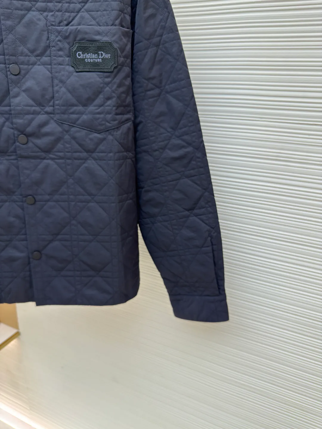 Dior rhombus quilted embroidered cotton coat ●Authentic product: 23000 purchased and developed ●Item number: 1680611-C55 ●Fabric: 50D nylon high-density bias fabric ●Technology: Made on positioning cutting machine ●Version: Fitted version ●Weight: about 540 grams ●Size: XS-S-M-L ●Description: The fabric is made of 50D nylon high-density bias, the lining is the same fabric, the Y version is purchased in AB color, and the color of the bulk fabric is ordered and dyed. The surface fabric uses piece cloth quilting embroidery technology, light nylon thick thread, the bottom is a non-woven interlayer of 800, one-inch 11-needle ultra-dense thread spacing, the whole piece The pockets on the front and back of the garment are cut with matching grids and lines to restore the pattern. The left and right grids are centered respectively. The Behringer embroidery machine imported from Japan is embroidered. The water-soluble fabric is used as the base for embroidery with pure cotton embroidery thread. The semi-finished product is dissolved in cold water to remove the fabric and made into a chapter. It comes with a lacquered four-button buckle with letter logo feel. The overall wiring is straight and delicate, the fabric is comfortable and soft, and the color is consistent without color difference. It can be matched with the same style to create a fashionable look and control various occasions. Customized accessories, complete with three standards, same style for men and women!