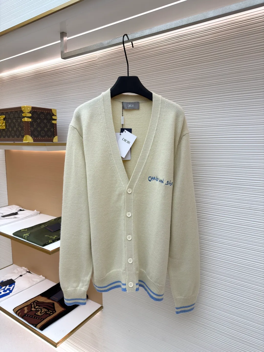 Dior letter embroidered cardigan sweater ●Original version: Purchased and developed for 15500 ●Item number: 1680981-B50 ●Material: wool fabric ●Technology: embroidery production ●Version: fitted version ●Weight: about 625 grams ●Size: The pattern-spun yarn is custom-dyed in beige and apricot colors, and an imported 12-needle knitting machine is used for the plain weave process. The chest is decorated with a classic logo on the front. The letter pattern is embroidered with imported Tajima machines using thousands of needles. It adopts precise needle embroidery technology. The embroidery is very fine and dense, and the letter pattern outlines the design clearly. Double-sided hanging wool technology, fine workmanship, clear texture and lines, extremely fine woven threads are made of environmentally friendly fibers, the overall wiring is straight and delicate, the fabric is comfortable and soft, the color is consistent and no color difference. It can be matched with the same style to create a fashionable look, to control various occasions, customized accessories, complete three standards, the same style for men and women!
