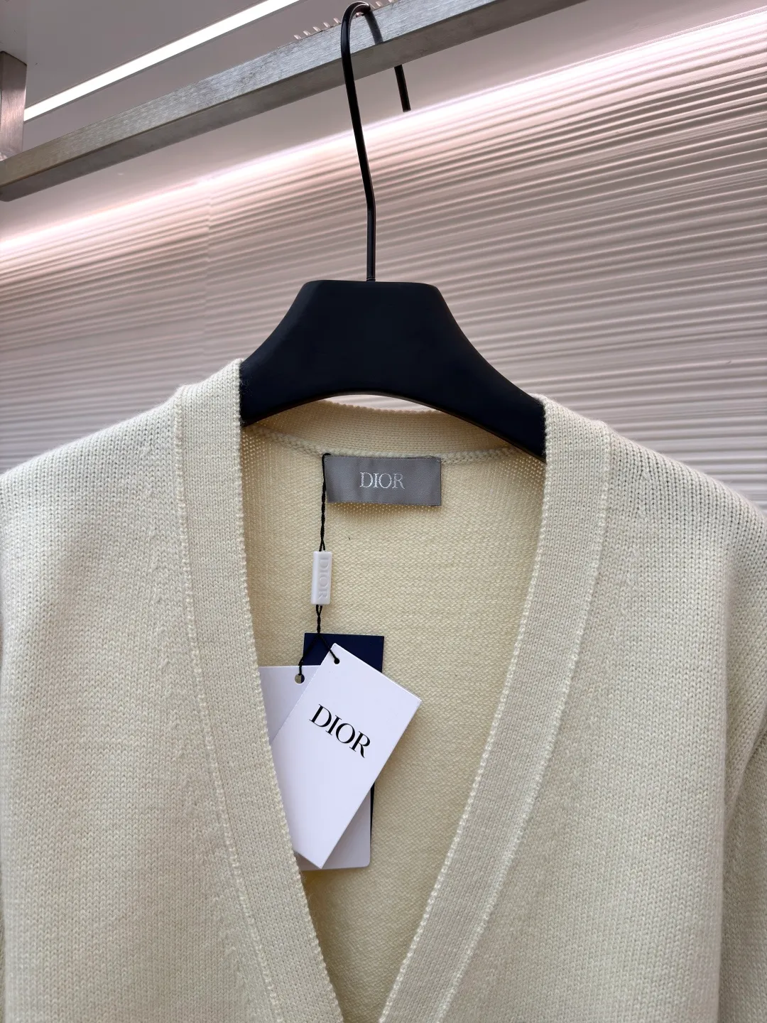 Dior letter embroidered cardigan sweater ●Original version: Purchased and developed for 15500 ●Item number: 1680981-B50 ●Material: wool fabric ●Technology: embroidery production ●Version: fitted version ●Weight: about 625 grams ●Size: The pattern-spun yarn is custom-dyed in beige and apricot colors, and an imported 12-needle knitting machine is used for the plain weave process. The chest is decorated with a classic logo on the front. The letter pattern is embroidered with imported Tajima machines using thousands of needles. It adopts precise needle embroidery technology. The embroidery is very fine and dense, and the letter pattern outlines the design clearly. Double-sided hanging wool technology, fine workmanship, clear texture and lines, extremely fine woven threads are made of environmentally friendly fibers, the overall wiring is straight and delicate, the fabric is comfortable and soft, the color is consistent and no color difference. It can be matched with the same style to create a fashionable look, to control various occasions, customized accessories, complete three standards, the same style for men and women!