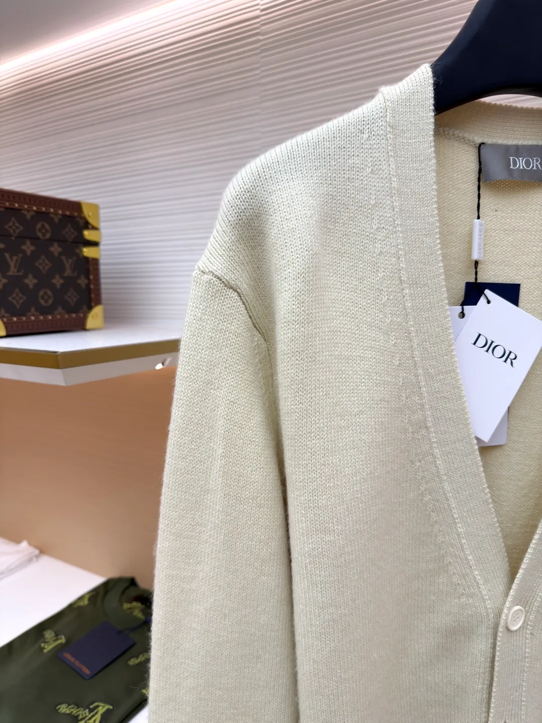 Dior letter embroidered cardigan sweater ●Original version: Purchased and developed for 15500 ●Item number: 1680981-B50 ●Material: wool fabric ●Technology: embroidery production ●Version: fitted version ●Weight: about 625 grams ●Size: The pattern-spun yarn is custom-dyed in beige and apricot colors, and an imported 12-needle knitting machine is used for the plain weave process. The chest is decorated with a classic logo on the front. The letter pattern is embroidered with imported Tajima machines using thousands of needles. It adopts precise needle embroidery technology. The embroidery is very fine and dense, and the letter pattern outlines the design clearly. Double-sided hanging wool technology, fine workmanship, clear texture and lines, extremely fine woven threads are made of environmentally friendly fibers, the overall wiring is straight and delicate, the fabric is comfortable and soft, the color is consistent and no color difference. It can be matched with the same style to create a fashionable look, to control various occasions, customized accessories, complete three standards, the same style for men and women!