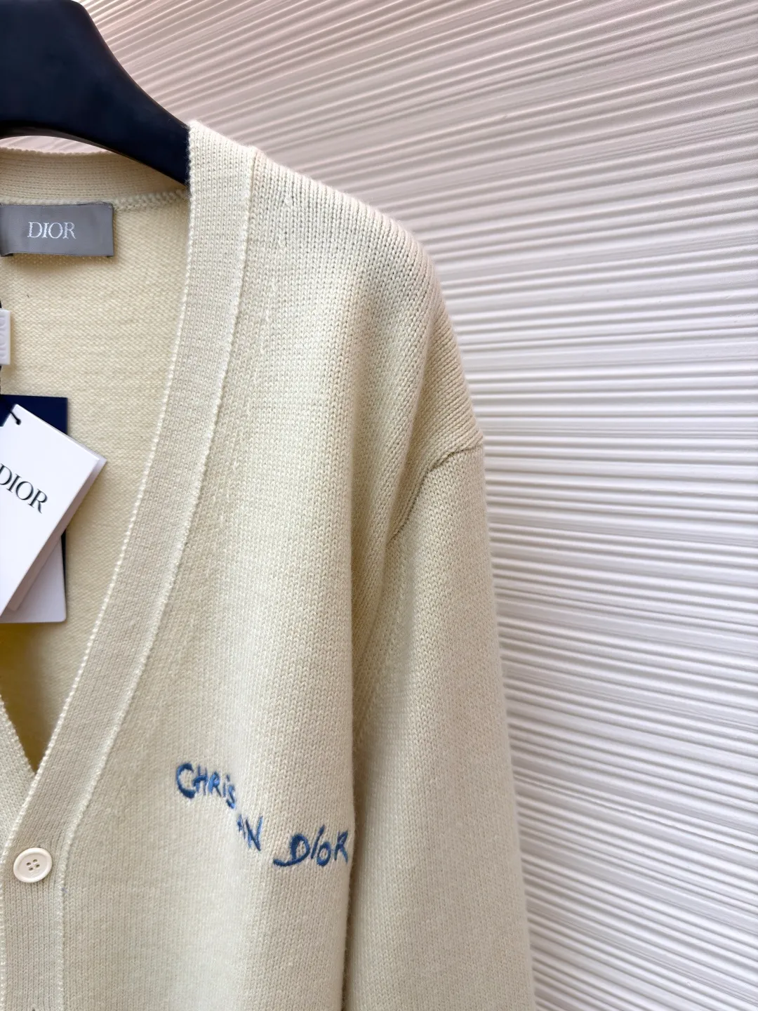 Dior letter embroidered cardigan sweater ●Original version: Purchased and developed for 15500 ●Item number: 1680981-B50 ●Material: wool fabric ●Technology: embroidery production ●Version: fitted version ●Weight: about 625 grams ●Size: The pattern-spun yarn is custom-dyed in beige and apricot colors, and an imported 12-needle knitting machine is used for the plain weave process. The chest is decorated with a classic logo on the front. The letter pattern is embroidered with imported Tajima machines using thousands of needles. It adopts precise needle embroidery technology. The embroidery is very fine and dense, and the letter pattern outlines the design clearly. Double-sided hanging wool technology, fine workmanship, clear texture and lines, extremely fine woven threads are made of environmentally friendly fibers, the overall wiring is straight and delicate, the fabric is comfortable and soft, the color is consistent and no color difference. It can be matched with the same style to create a fashionable look, to control various occasions, customized accessories, complete three standards, the same style for men and women!