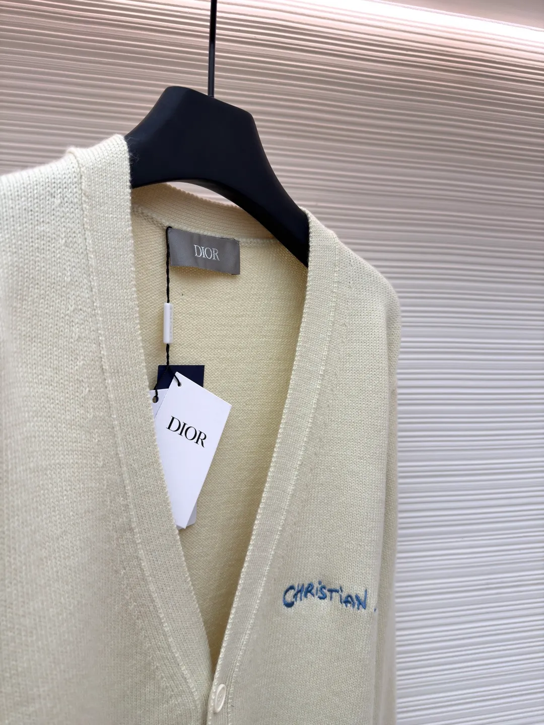 Dior letter embroidered cardigan sweater ●Original version: Purchased and developed for 15500 ●Item number: 1680981-B50 ●Material: wool fabric ●Technology: embroidery production ●Version: fitted version ●Weight: about 625 grams ●Size: The pattern-spun yarn is custom-dyed in beige and apricot colors, and an imported 12-needle knitting machine is used for the plain weave process. The chest is decorated with a classic logo on the front. The letter pattern is embroidered with imported Tajima machines using thousands of needles. It adopts precise needle embroidery technology. The embroidery is very fine and dense, and the letter pattern outlines the design clearly. Double-sided hanging wool technology, fine workmanship, clear texture and lines, extremely fine woven threads are made of environmentally friendly fibers, the overall wiring is straight and delicate, the fabric is comfortable and soft, the color is consistent and no color difference. It can be matched with the same style to create a fashionable look, to control various occasions, customized accessories, complete three standards, the same style for men and women!