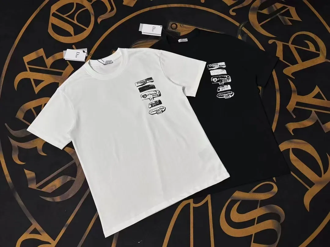🅿️200 Dior LOGO is exquisitely upgraded, inspired by the retro of the 1980s. Original fabric. Official same style. Short-sleeved T-shirt. Customized fabric. Fabric dyed in the same vat. Very comfortable to the touch. Latest brick cabinet synchronization for spring and summer. Fashionable and personalized. Super versatile. Loose fit is very suitable for both men and women. A must-have for everyone. Hang tag. Collar label. Washed wheat. Complete with three labels. Color: white gray