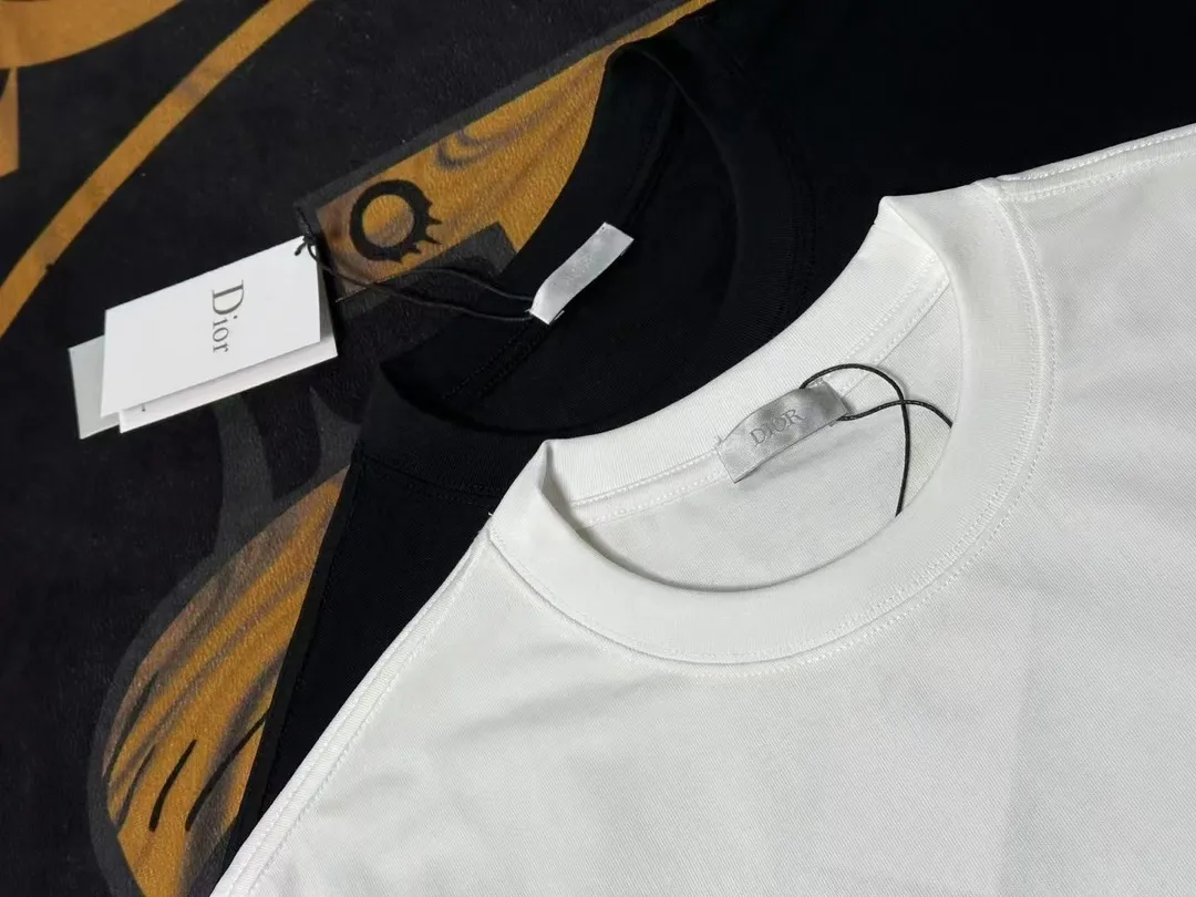 🅿️200 Dior LOGO is exquisitely upgraded, inspired by the retro of the 1980s. Original fabric. Official same style. Short-sleeved T-shirt. Customized fabric. Fabric dyed in the same vat. Very comfortable to the touch. Latest brick cabinet synchronization for spring and summer. Fashionable and personalized. Super versatile. Loose fit is very suitable for both men and women. A must-have for everyone. Hang tag. Collar label. Washed wheat. Complete with three labels. Color: white gray