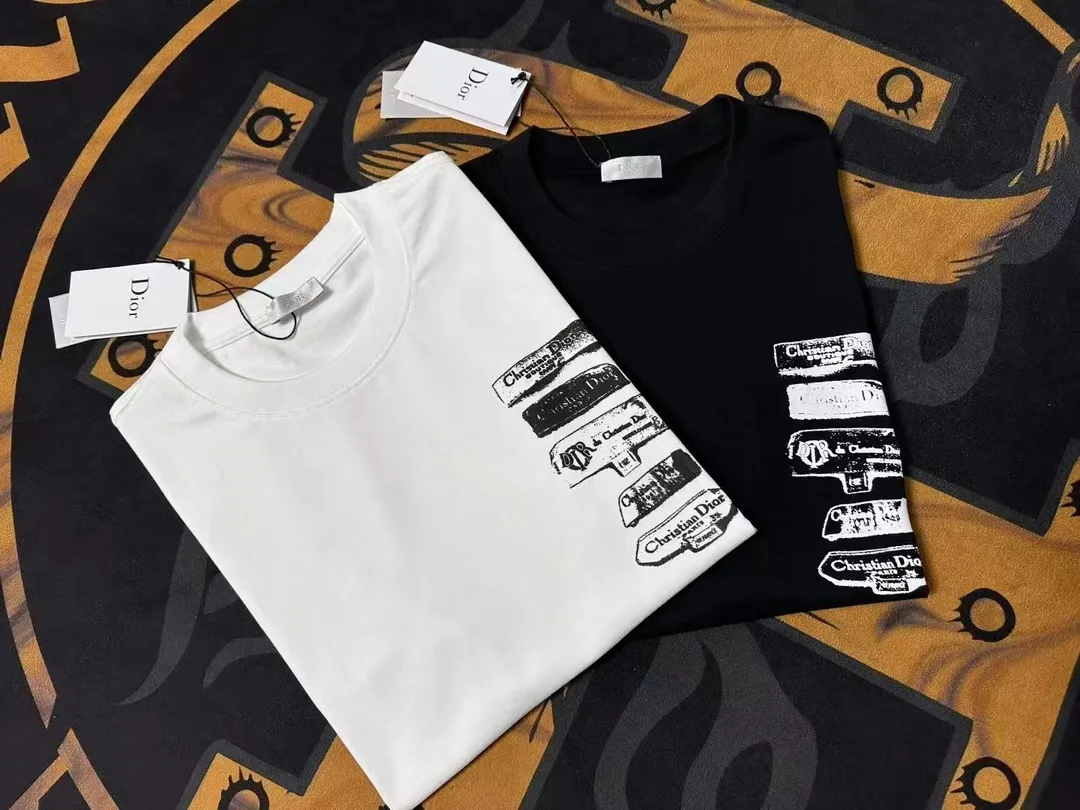 🅿️200 Dior LOGO is exquisitely upgraded, inspired by the retro of the 1980s. Original fabric. Official same style. Short-sleeved T-shirt. Customized fabric. Fabric dyed in the same vat. Very comfortable to the touch. Latest brick cabinet synchronization for spring and summer. Fashionable and personalized. Super versatile. Loose fit is very suitable for both men and women. A must-have for everyone. Hang tag. Collar label. Washed wheat. Complete with three labels. Color: white gray