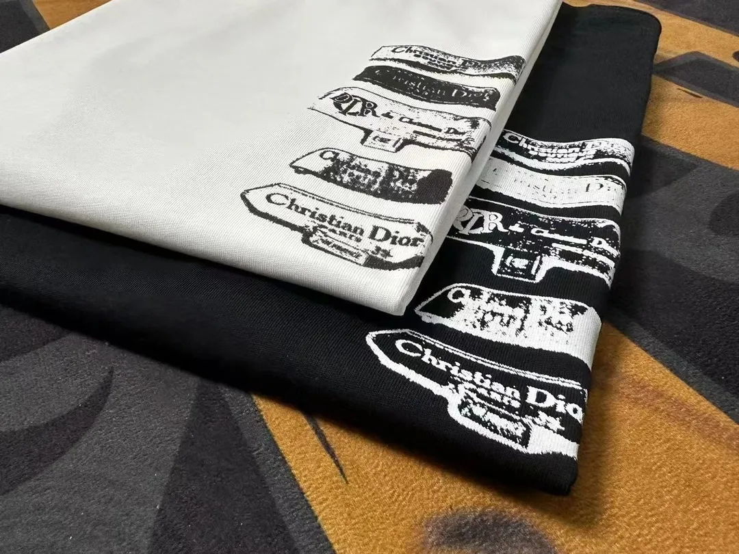 🅿️200 Dior LOGO is exquisitely upgraded, inspired by the retro of the 1980s. Original fabric. Official same style. Short-sleeved T-shirt. Customized fabric. Fabric dyed in the same vat. Very comfortable to the touch. Latest brick cabinet synchronization for spring and summer. Fashionable and personalized. Super versatile. Loose fit is very suitable for both men and women. A must-have for everyone. Hang tag. Collar label. Washed wheat. Complete with three labels. Color: white gray