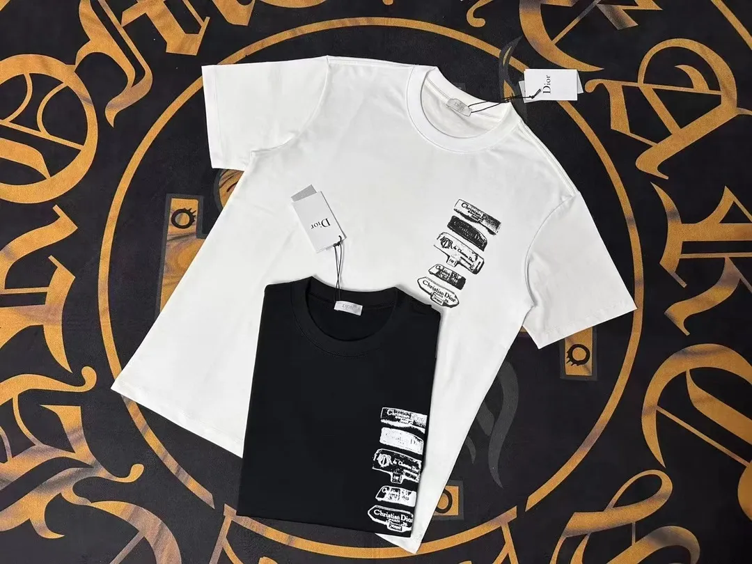 🅿️200 Dior LOGO is exquisitely upgraded, inspired by the retro of the 1980s. Original fabric. Official same style. Short-sleeved T-shirt. Customized fabric. Fabric dyed in the same vat. Very comfortable to the touch. Latest brick cabinet synchronization for spring and summer. Fashionable and personalized. Super versatile. Loose fit is very suitable for both men and women. A must-have for everyone. Hang tag. Collar label. Washed wheat. Complete with three labels. Color: white gray