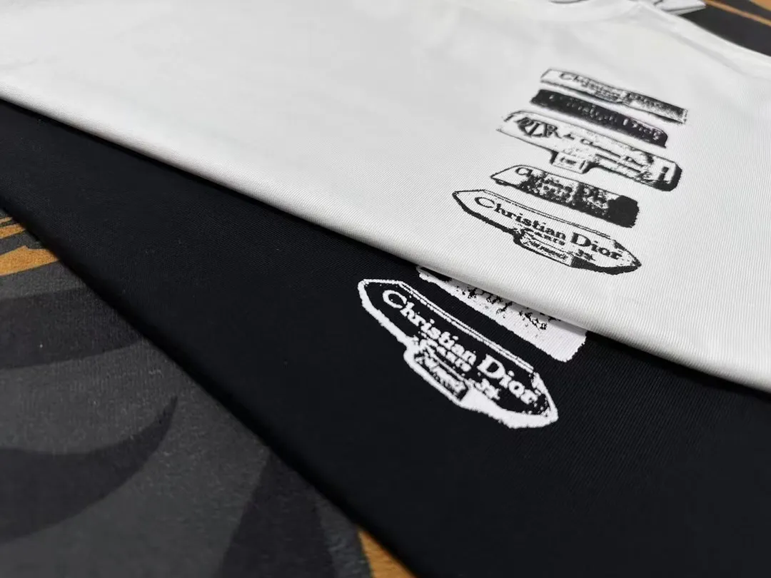 🅿️200 Dior LOGO is exquisitely upgraded, inspired by the retro of the 1980s. Original fabric. Official same style. Short-sleeved T-shirt. Customized fabric. Fabric dyed in the same vat. Very comfortable to the touch. Latest brick cabinet synchronization for spring and summer. Fashionable and personalized. Super versatile. Loose fit is very suitable for both men and women. A must-have for everyone. Hang tag. Collar label. Washed wheat. Complete with three labels. Color: white gray