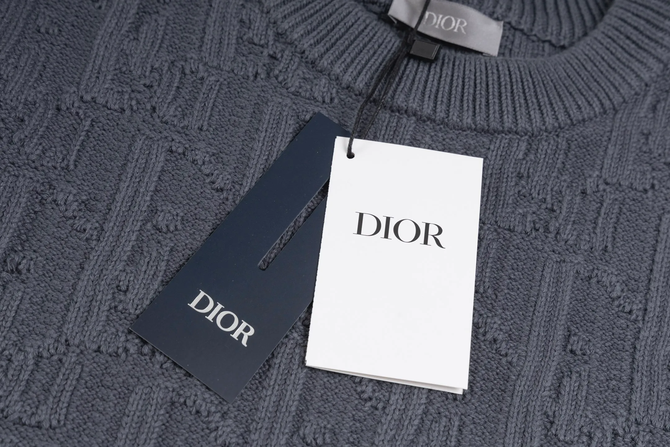 🅿️440 [Exclusive supply] CD 24FW dark pattern presbyopic round neck sweater. The original version was purchased for 18,500 and developed. The fabric is made of cotton and polyester fiber blended jacquard fabric, which is thick and rich in texture. The whole body is decorated with the brand's iconic gray Oblique print pattern, and the same-tone design is low-key and elegant. The oversized cut shows a lazy style, and the collar, cuffs and hem are all ribbed, which not only improves wearing comfort but also adds aesthetic details. The fabric undergoes a special weaving process to ensure that the printed pattern is clear and three-dimensional while maintaining the softness of the knitted fabric. The cotton blend material brings good breathability and skin-friendly touch, while the polyester fiber component enhances the durability and anti-wrinkle performance of the clothing. The overall design perfectly balances fashion sense and practicality, making it an exquisite item with both brand recognition and daily practicality. Size:S/M/L/XL
