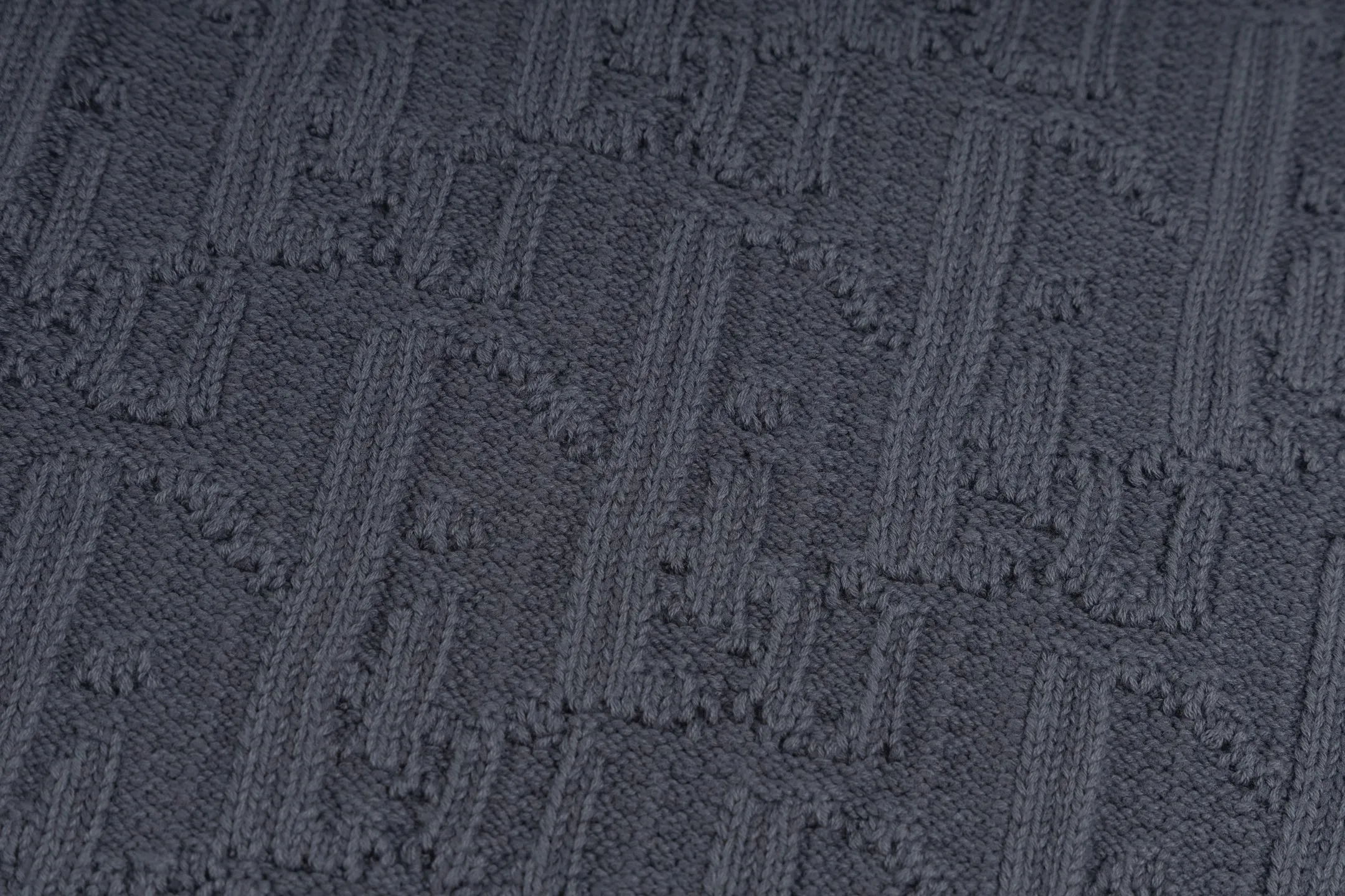 🅿️440 [Exclusive supply] CD 24FW dark pattern presbyopic round neck sweater. The original version was purchased for 18,500 and developed. The fabric is made of cotton and polyester fiber blended jacquard fabric, which is thick and rich in texture. The whole body is decorated with the brand's iconic gray Oblique print pattern, and the same-tone design is low-key and elegant. The oversized cut shows a lazy style, and the collar, cuffs and hem are all ribbed, which not only improves wearing comfort but also adds aesthetic details. The fabric undergoes a special weaving process to ensure that the printed pattern is clear and three-dimensional while maintaining the softness of the knitted fabric. The cotton blend material brings good breathability and skin-friendly touch, while the polyester fiber component enhances the durability and anti-wrinkle performance of the clothing. The overall design perfectly balances fashion sense and practicality, making it an exquisite item with both brand recognition and daily practicality. Size:S/M/L/XL
