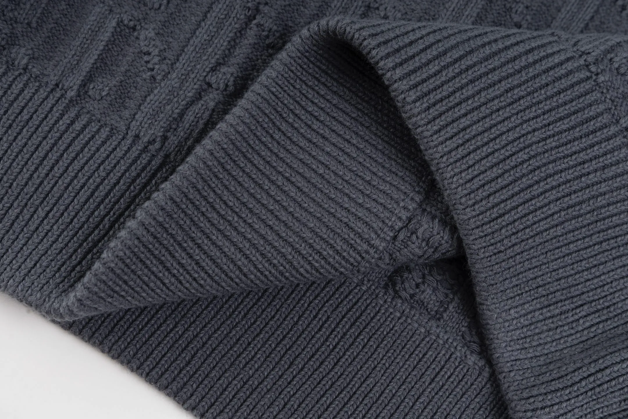 🅿️440 [Exclusive supply] CD 24FW dark pattern presbyopic round neck sweater. The original version was purchased for 18,500 and developed. The fabric is made of cotton and polyester fiber blended jacquard fabric, which is thick and rich in texture. The whole body is decorated with the brand's iconic gray Oblique print pattern, and the same-tone design is low-key and elegant. The oversized cut shows a lazy style, and the collar, cuffs and hem are all ribbed, which not only improves wearing comfort but also adds aesthetic details. The fabric undergoes a special weaving process to ensure that the printed pattern is clear and three-dimensional while maintaining the softness of the knitted fabric. The cotton blend material brings good breathability and skin-friendly touch, while the polyester fiber component enhances the durability and anti-wrinkle performance of the clothing. The overall design perfectly balances fashion sense and practicality, making it an exquisite item with both brand recognition and daily practicality. Size:S/M/L/XL