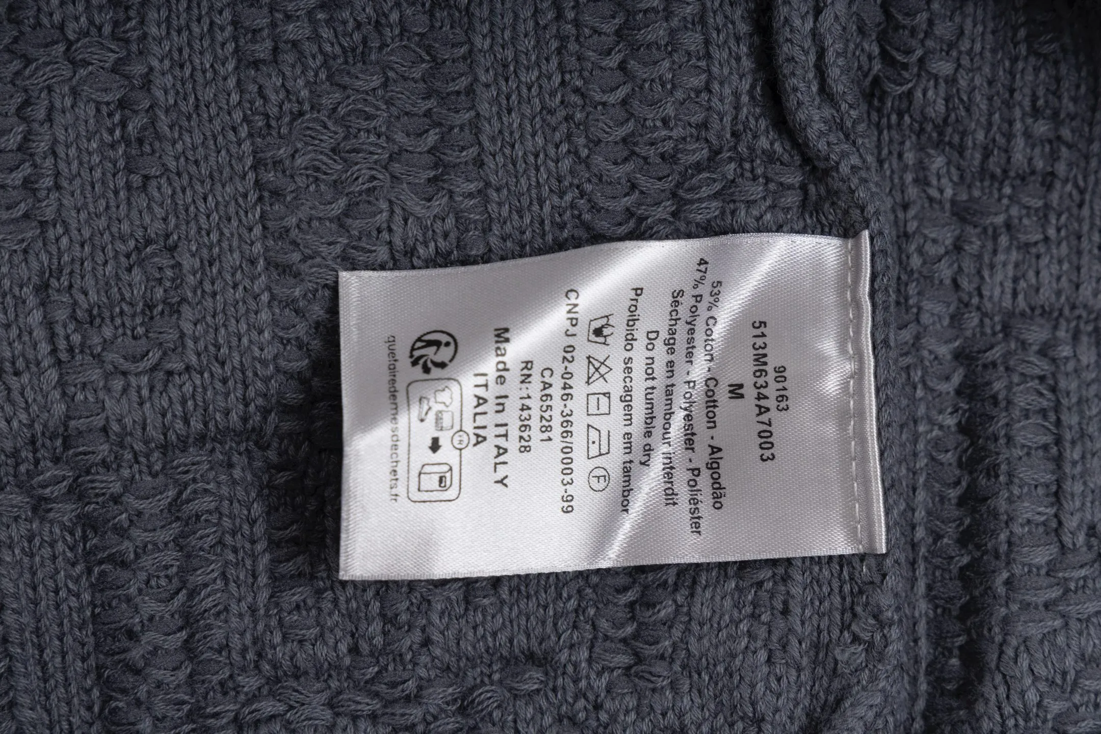 🅿️440 [Exclusive supply] CD 24FW dark pattern presbyopic round neck sweater. The original version was purchased for 18,500 and developed. The fabric is made of cotton and polyester fiber blended jacquard fabric, which is thick and rich in texture. The whole body is decorated with the brand's iconic gray Oblique print pattern, and the same-tone design is low-key and elegant. The oversized cut shows a lazy style, and the collar, cuffs and hem are all ribbed, which not only improves wearing comfort but also adds aesthetic details. The fabric undergoes a special weaving process to ensure that the printed pattern is clear and three-dimensional while maintaining the softness of the knitted fabric. The cotton blend material brings good breathability and skin-friendly touch, while the polyester fiber component enhances the durability and anti-wrinkle performance of the clothing. The overall design perfectly balances fashion sense and practicality, making it an exquisite item with both brand recognition and daily practicality. Size:S/M/L/XL