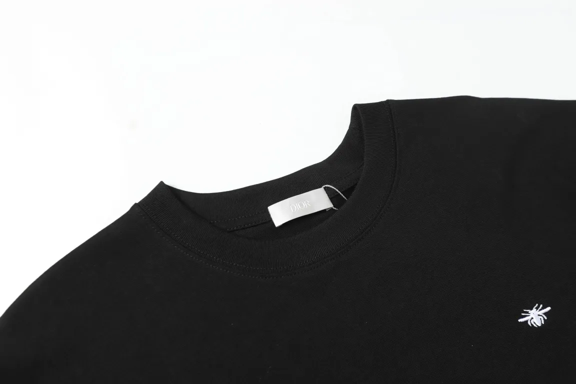 🅿️180 "D19" DIOR/Dior 25ss little bee embroidered short-sleeved T-shirt The fabric is made of 280g heavy combed cotton, customized with 32 counts of 1*1 thread. The ready-made garments are washed twice. The fabric is comfortable and skin-friendly without any strange feeling. Custom-dyed fabrics have high textile density, good drape, and are not easy to deform. The thick texture and compact spinning process make it not easy to deform. It will affect the breathability of the fabric, and the saturation of the color is very high. The embroidery process uses imported embroidery machines, which makes the embroidery colors more full and the embroidery more three-dimensional. The upper body effect is good, and it is a versatile and beautiful short-sleeved one. The loose version covers the flesh and makes you look slimmer and not attractive. Size: XS-L Color: Black White