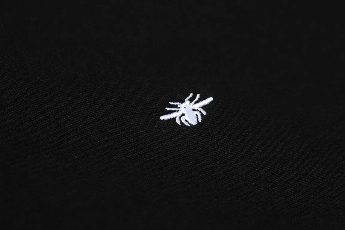 🅿️180 "D19" DIOR/Dior 25ss little bee embroidered short-sleeved T-shirt The fabric is made of 280g heavy combed cotton, customized with 32 counts of 1*1 thread. The ready-made garments are washed twice. The fabric is comfortable and skin-friendly without any strange feeling. Custom-dyed fabrics have high textile density, good drape, and are not easy to deform. The thick texture and compact spinning process make it not easy to deform. It will affect the breathability of the fabric, and the saturation of the color is very high. The embroidery process uses imported embroidery machines, which makes the embroidery colors more full and the embroidery more three-dimensional. The upper body effect is good, and it is a versatile and beautiful short-sleeved one. The loose version covers the flesh and makes you look slimmer and not attractive. Size: XS-L Color: Black White