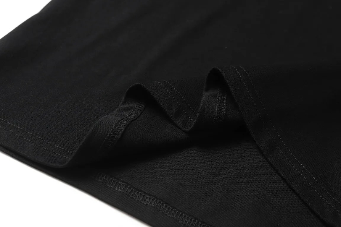 🅿️180 "D19" DIOR/Dior 25ss little bee embroidered short-sleeved T-shirt The fabric is made of 280g heavy combed cotton, customized with 32 counts of 1*1 thread. The ready-made garments are washed twice. The fabric is comfortable and skin-friendly without any strange feeling. Custom-dyed fabrics have high textile density, good drape, and are not easy to deform. The thick texture and compact spinning process make it not easy to deform. It will affect the breathability of the fabric, and the saturation of the color is very high. The embroidery process uses imported embroidery machines, which makes the embroidery colors more full and the embroidery more three-dimensional. The upper body effect is good, and it is a versatile and beautiful short-sleeved one. The loose version covers the flesh and makes you look slimmer and not attractive. Size: XS-L Color: Black White