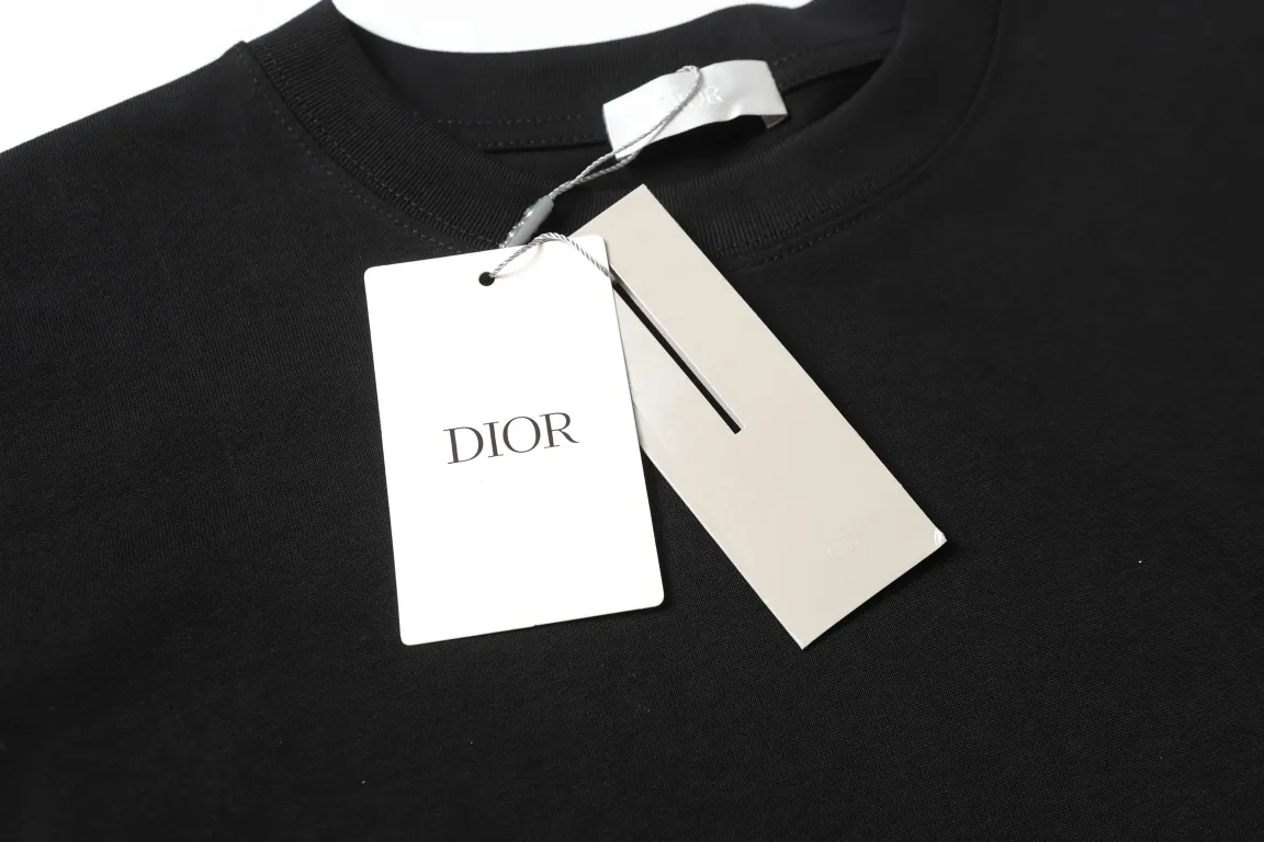 🅿️180 "D19" DIOR/Dior 25ss little bee embroidered short-sleeved T-shirt The fabric is made of 280g heavy combed cotton, customized with 32 counts of 1*1 thread. The ready-made garments are washed twice. The fabric is comfortable and skin-friendly without any strange feeling. Custom-dyed fabrics have high textile density, good drape, and are not easy to deform. The thick texture and compact spinning process make it not easy to deform. It will affect the breathability of the fabric, and the saturation of the color is very high. The embroidery process uses imported embroidery machines, which makes the embroidery colors more full and the embroidery more three-dimensional. The upper body effect is good, and it is a versatile and beautiful short-sleeved one. The loose version covers the flesh and makes you look slimmer and not attractive. Size: XS-L Color: Black White
