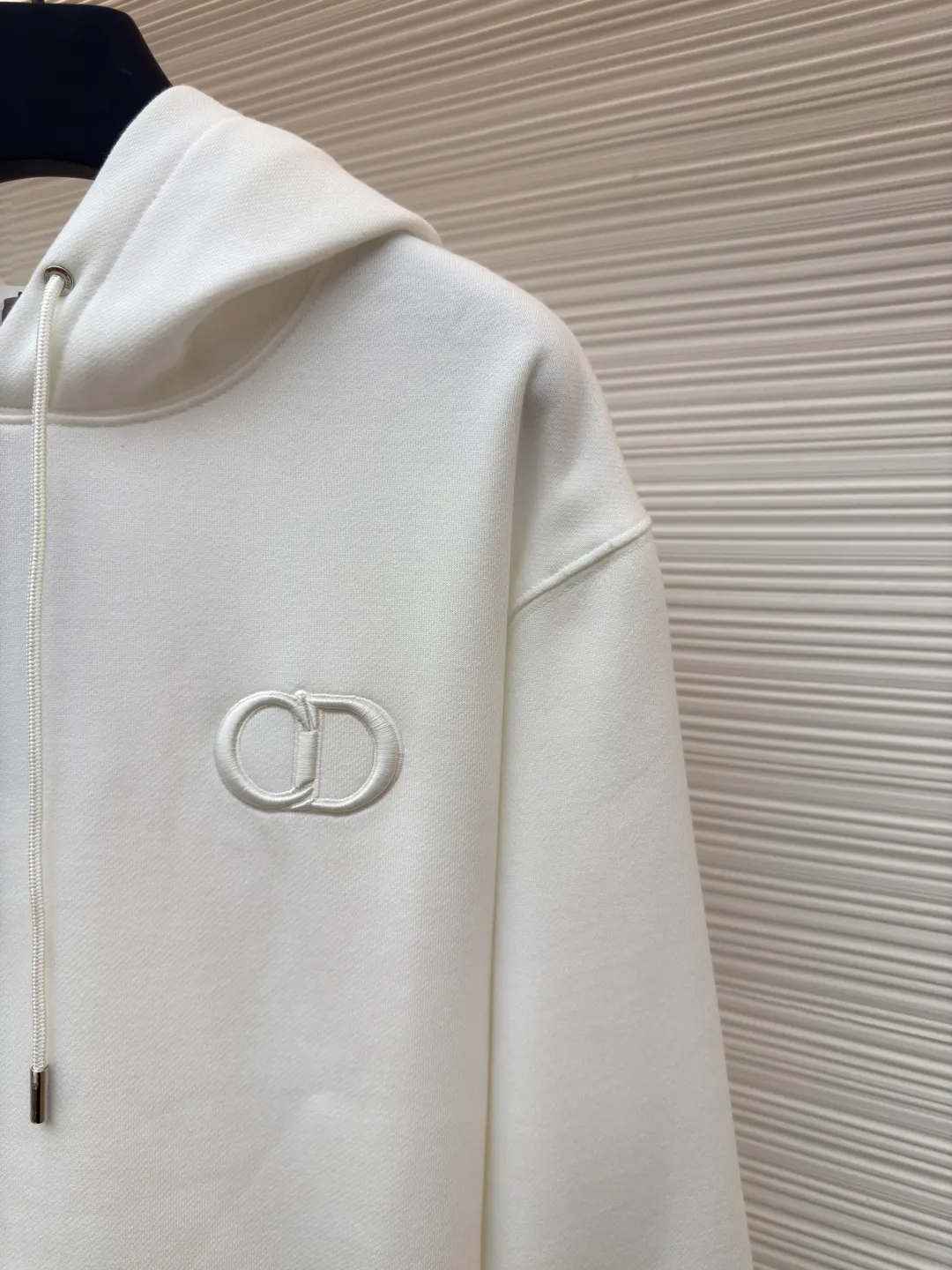 DIOR logo embroidered long-sleeved hoodie ●Authentic product: purchased and developed by 13066 ●Item number: 1680344-A85 ●Fabric: pure cotton fabric ●Technology: embroidery production ●Version: loose fit ●Weight: about 755 grams ●Size: S-M-L-XL ●Description: Made of customized cotton fabric, with classic high-density logo embroidery on the chest and velvet design on the inside. It can be matched with bottoms of the same season to create a fashionable look. It can be worn inside or outside to suit various occasions. Customized accessories, complete with three labels, same style for men and women!