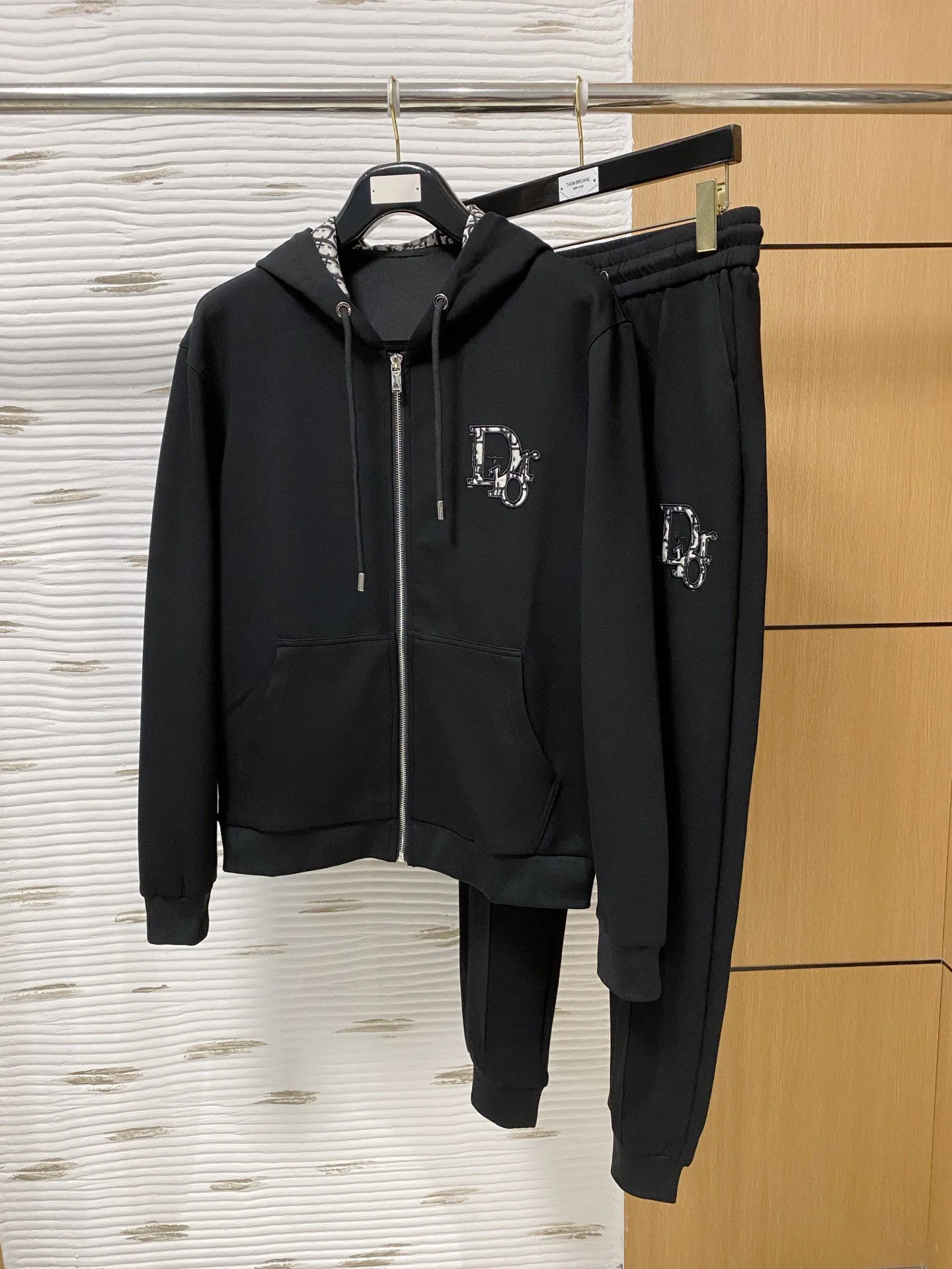 🅿️720 [DiOR Dior] hot-selling suit is coming. Focus on the original version of the official website. 2025 new hot-selling cardigan and sweatshirt suit. The original order is the best. 🇭🇰The meticulous work of top designers is dedicated to a fitting and perfect upper body effect. All-natural high-quality Tencel Roman cotton 100%, close-fitting comfort, noble and elegant! Original hardware embodies elegance and nobility! Counter size: M-3XL (maximum wear up to 190 pounds)