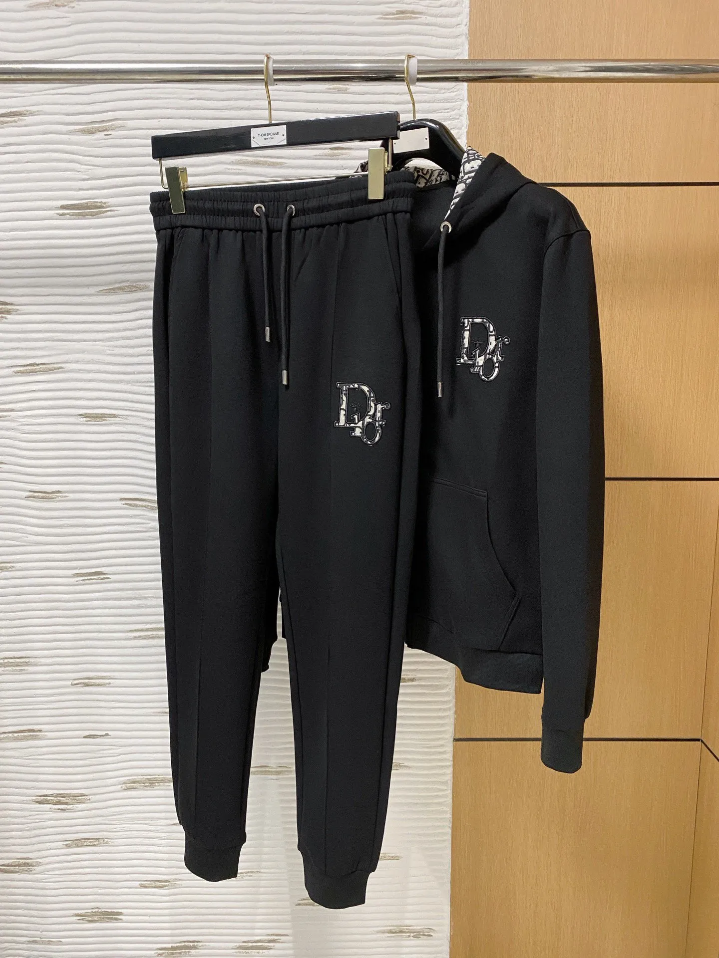 🅿️720 [DiOR Dior] hot-selling suit is coming. Focus on the original version of the official website. 2025 new hot-selling cardigan and sweatshirt suit. The original order is the best. 🇭🇰The meticulous work of top designers is dedicated to a fitting and perfect upper body effect. All-natural high-quality Tencel Roman cotton 100%, close-fitting comfort, noble and elegant! Original hardware embodies elegance and nobility! Counter size: M-3XL (maximum wear up to 190 pounds)