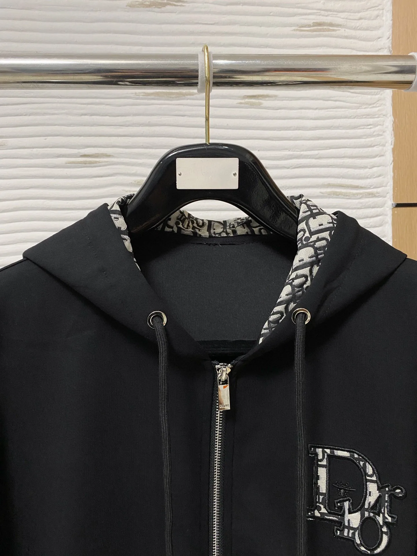 🅿️720 [DiOR Dior] hot-selling suit is coming. Focus on the original version of the official website. 2025 new hot-selling cardigan and sweatshirt suit. The original order is the best. 🇭🇰The meticulous work of top designers is dedicated to a fitting and perfect upper body effect. All-natural high-quality Tencel Roman cotton 100%, close-fitting comfort, noble and elegant! Original hardware embodies elegance and nobility! Counter size: M-3XL (maximum wear up to 190 pounds)