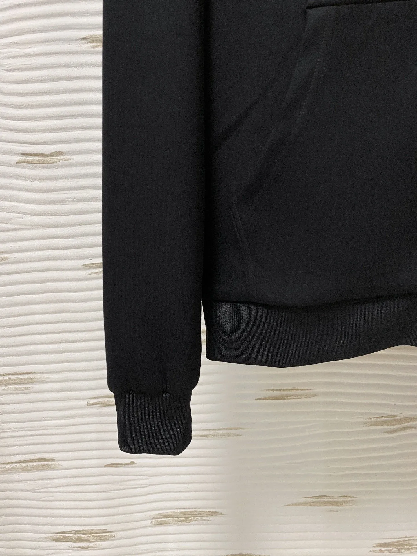 🅿️720 [DiOR Dior] hot-selling suit is coming. Focus on the original version of the official website. 2025 new hot-selling cardigan and sweatshirt suit. The original order is the best. 🇭🇰The meticulous work of top designers is dedicated to a fitting and perfect upper body effect. All-natural high-quality Tencel Roman cotton 100%, close-fitting comfort, noble and elegant! Original hardware embodies elegance and nobility! Counter size: M-3XL (maximum wear up to 190 pounds)