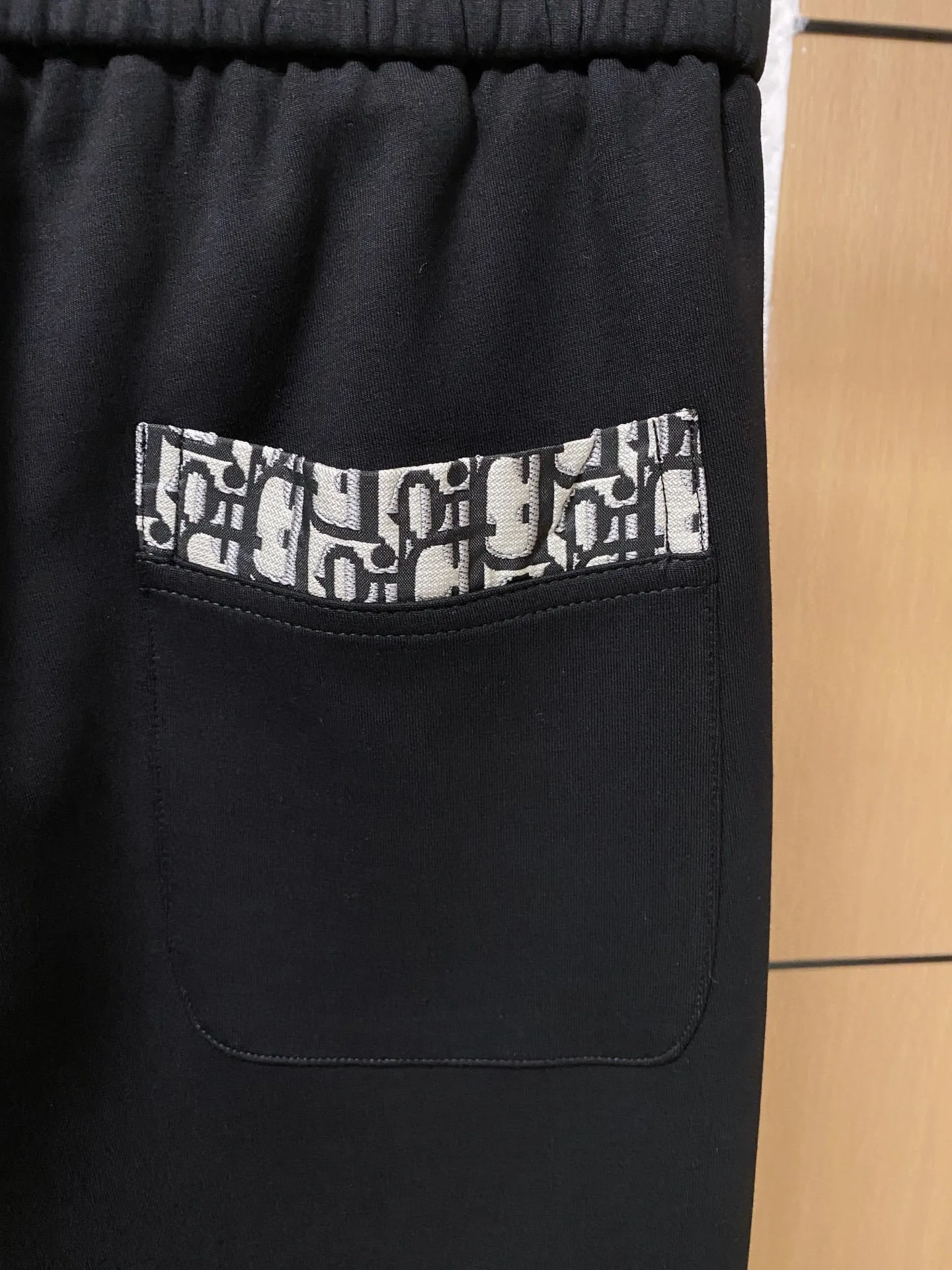 🅿️720 [DiOR Dior] hot-selling suit is coming. Focus on the original version of the official website. 2025 new hot-selling cardigan and sweatshirt suit. The original order is the best. 🇭🇰The meticulous work of top designers is dedicated to a fitting and perfect upper body effect. All-natural high-quality Tencel Roman cotton 100%, close-fitting comfort, noble and elegant! Original hardware embodies elegance and nobility! Counter size: M-3XL (maximum wear up to 190 pounds)