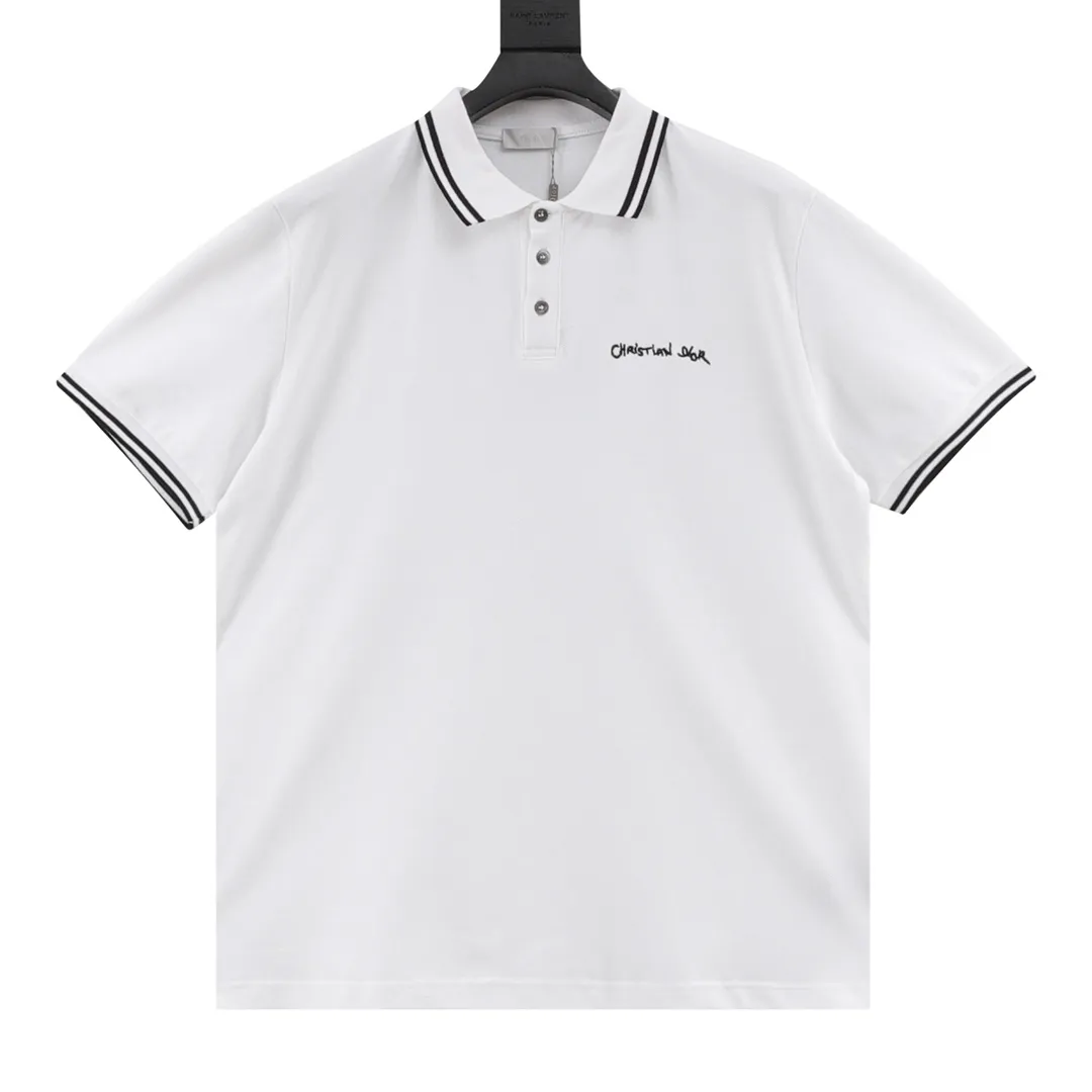 🅿️270 DIOR/Dior short-sleeved polo with cursive letter embroidery, original custom-made 200g cotton vermilion fabric, thread dyed the same as the original. Inspired by classic letter series. A cursive graphic design reinterprets the classic logo. Contrasting logo patch at chest. The imported machine-made tatami embroidery technology makes the letter logo appear delicate and exquisite, enhancing the decorative effect. Use an embroidery machine to embroider the designed letter logo onto the patch. Unisex Size: S-L