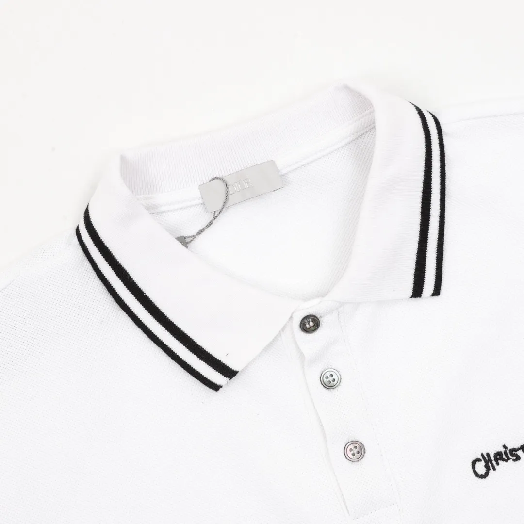 🅿️270 DIOR/Dior short-sleeved polo with cursive letter embroidery, original custom-made 200g cotton vermilion fabric, thread dyed the same as the original. Inspired by classic letter series. A cursive graphic design reinterprets the classic logo. Contrasting logo patch at chest. The imported machine-made tatami embroidery technology makes the letter logo appear delicate and exquisite, enhancing the decorative effect. Use an embroidery machine to embroider the designed letter logo onto the patch. Unisex Size: S-L