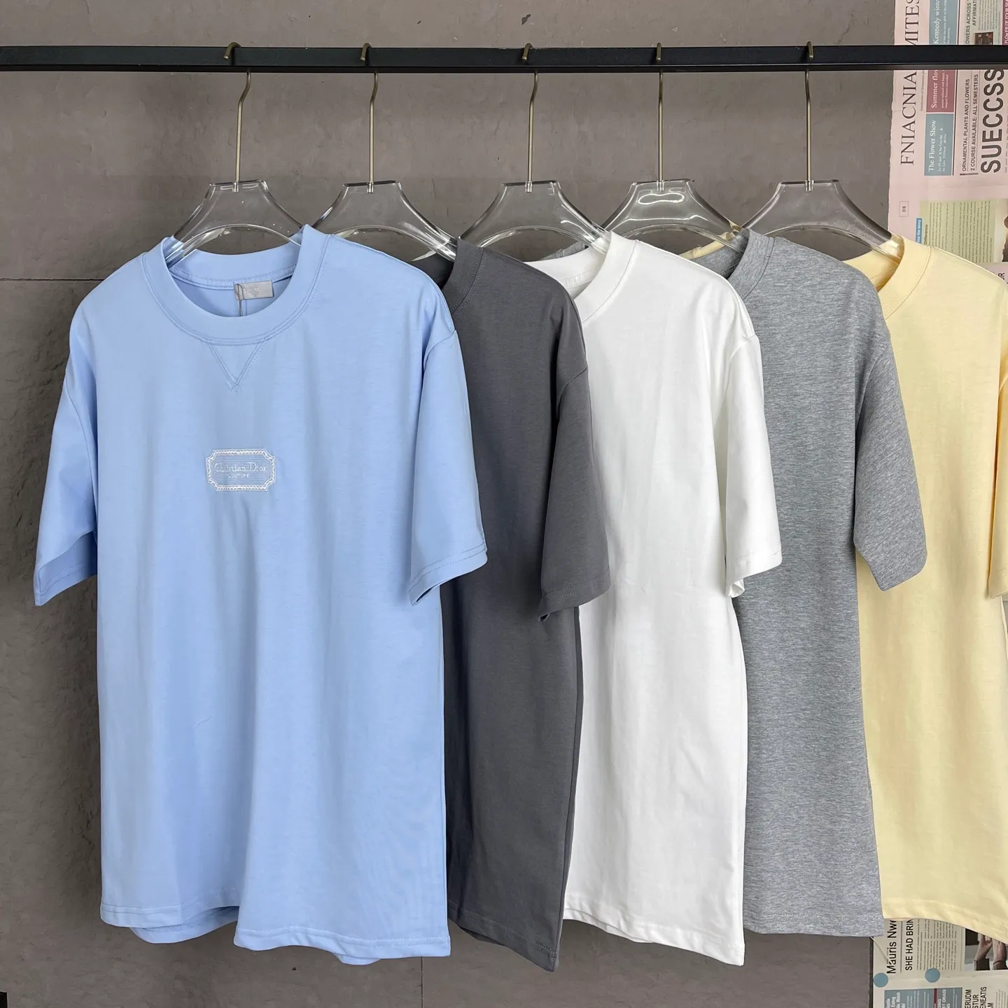 🅿️180 /A13 DIOR couture blade embroidered short-sleeved T-shirt. Exclusively customized with 300 grams of original board. Double yarn pure cotton fabric texture is very soft and comfortable. 100% different from the market's top fabrics (no shrinkage, no deformation, no pilling). Matched with 320 grams of 1x1 thread (fabric thread is dyed in the same vat, no color difference, not easy to deform). Original 1:1 version. Original 1:1 customized accessories. Collar label Care label, tag, packaging (perfect details) Size: S-XL Color: apricot, white, blue, gray, dark gray