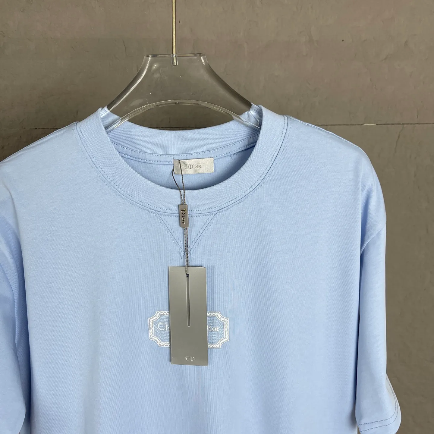 🅿️180 /A13 DIOR couture blade embroidered short-sleeved T-shirt. Exclusively customized with 300 grams of original board. Double yarn pure cotton fabric texture is very soft and comfortable. 100% different from the market's top fabrics (no shrinkage, no deformation, no pilling). Matched with 320 grams of 1x1 thread (fabric thread is dyed in the same vat, no color difference, not easy to deform). Original 1:1 version. Original 1:1 customized accessories. Collar label Care label, tag, packaging (perfect details) Size: S-XL Color: apricot, white, blue, gray, dark gray